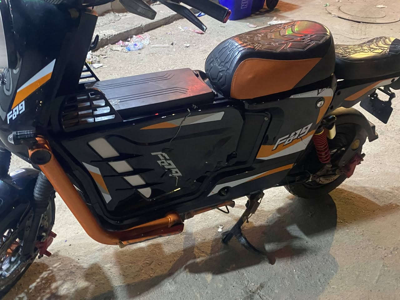 السلام عليكم دراجه شحنf 900 سعر الدراجه  250 وبيها مجال بطاريات جدد 26 شرط فحص دراجه بيها بعض الكسور الموضحه بصور عنوان كوت ثويني مقابل صناعيه حمدان للتواصل *********** واتس أو اتصال
