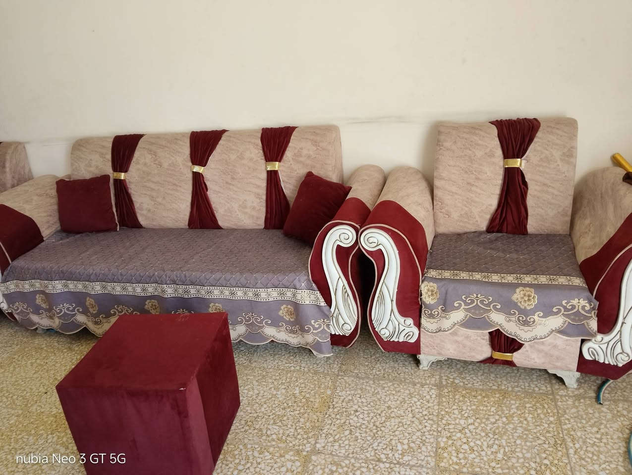 السلام عليكم عندي تخم للبيع 5 مقاعد نظيف ب 80 وبيه مجال وفارة غسل للبيع 40 وبيها مجال 
***********
