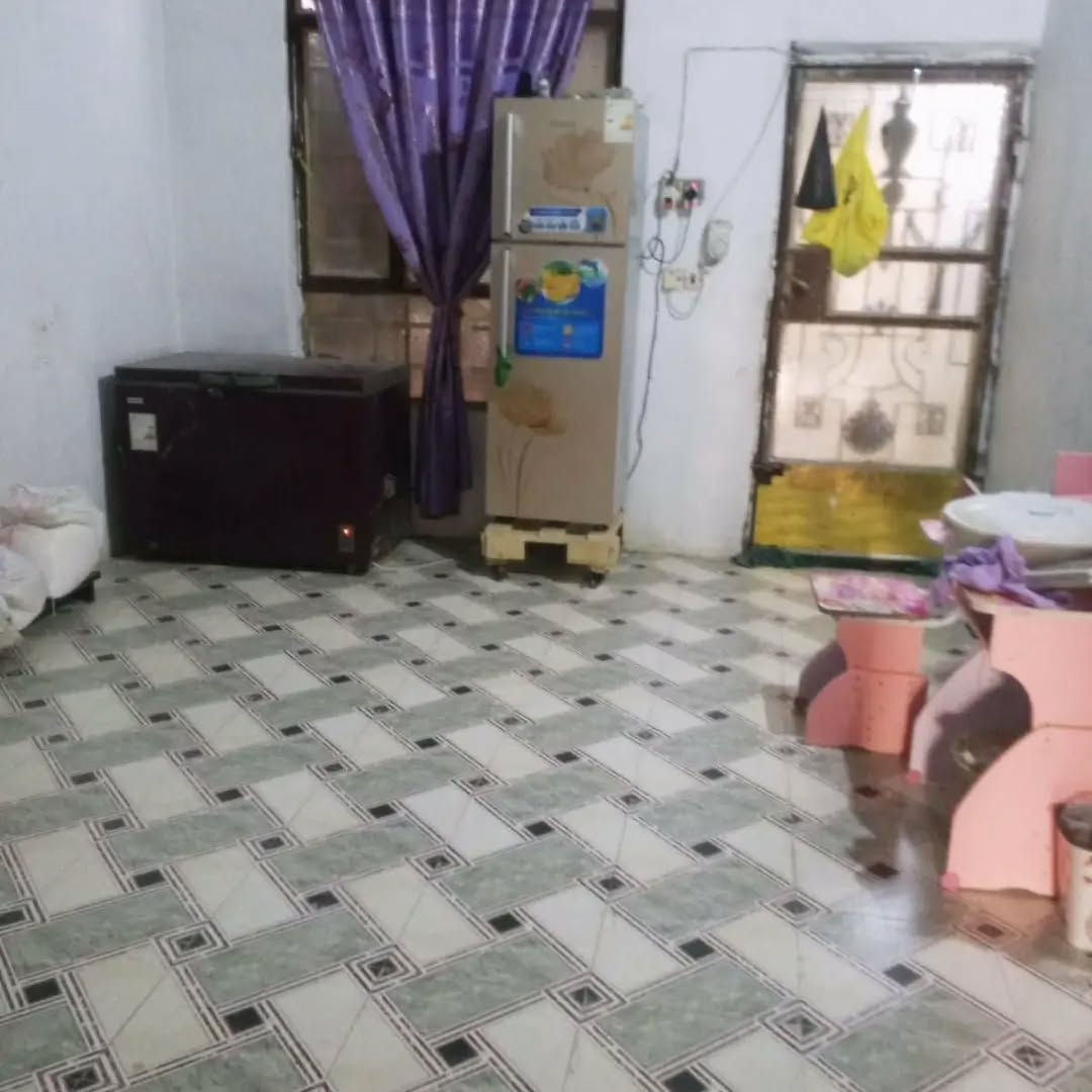 بيت مساحته 200 متر 
​📍 الموقع: قرب حسينية العويسات - حي السجاد
​الواجهة والنزال: واجهة 8 متر × نزال 25 متر
​التفاصيل الداخلية:
​استقبال: 7 × 5 متر
​هول (صالة): 5 × 5 متر
​مطبخ: 5 × 3 متر
​غرف النوم: عدد 2 (قياس 6 × 4 متر)
​ترك ورا البيت: 8 × 2 متر
​صحيات داخلية وخارجية
​تفاصيل البناء:
​سنة البناء: 2022
​نوع البناء: بلوك وسقوف عكادة. فرشي
​سند 25 زراعي
مكتب جواد البوعيسى للعقار 
​📍 عنوان المكتب:
بابل // الحمزة الغربي - قرب مدرسة الأنوار الأهلية ومطعم تاج محل.
​📞 للتواصل والاستفسار:
​***********
​***********
***********
