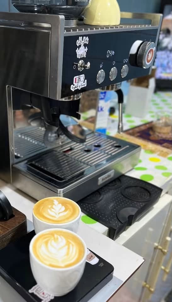 اخير قطعه بقت نضافه 99
جهاز **Breville Barista Signature (الموديل: VCF160)** يأتي بمواصفات تقنية متقدمة تمنحك تحكماً كاملاً وعالياً في تفاصيل الاستخلاص. إليك جدول المواصفات الدقيقة والشاملة لهذا الجهاز:
### المواصفات التقنية الأساسية
| الميزة | المواصفات الدقيقة |
|---|---|
| **نظام التسخين** | **Dual Thermoblock (كتلة حرارية مزدوجة):** يتيح لك استخلاص الإسبريسو وتبخير الحليب في نفس الوقت دون انتظار. |
| **مجموعة الاستخلاص (Group Head)** | **بحجم 58 ملم:** تصميم مستوحى من الماكينات التجارية لضمان توزيع حراري متساوٍ واستخلاص كامل ومثالي. |
| **المضخة (Pump)** | مضخة إيطالية بقوة **15 بار** لإنتاج كريمة غنية وقوام متناسق. |
| **التحكم الحراري** | نظام قابل للبرمجة لتعديل درجة حرارة ماء الاستخلاص بما يناسب نوع وحمصية البن. |
| **التحكم بالترطيب (Pre-infusion)** | إمكانية تعديل بروفايل الترطيب المسبق (Pre-infusion profile) للتحكم في رطوبة كعكة البن قبل الضغط الكامل. |
| **القدرة الكهربائية (Power)** | **2350 واط** (تسخين سريع جداً وكفاءة استقرار حراري عالية). |
| **سعة خزان الماء** | سعة ضخمة تصل إلى **2.8 لتر**، قابلة للإزالة أو التعبئة من الأعلى. |
### المطحنة المدمجة ونظام الجرعات
 * **التحكم بالجرعة (Intelligent Grind & Dosage):** نظام ذكي يعطي قراءة وملاحظات لضبط كمية القهوة المطحونة بدقة للسينجل والدبل شوت.
 * **درجات الطحن:** تحتوي على **30 درجة طحن** مختلفة لتعديل النعومة والخشونة بدقة.
 * **تقنية مضادة للكهرباء الساكنة (Anti-Static):** تمنع تطاير وتناثر رذاذ البن المطحون، مما يحافظ على نظافة مساحة العمل.
 * **سعة هوبر البن:** يتسع لـ **250 غرام** من حبوب البن كاملة.
### الواجهة والتحكم والميزات الإضافية
 * **شاشة LED مدمجة:** تعرض **مؤقت الاستخلاص (Extraction Timer)** بالوقت الحقيقي، وهو أمر أساسي لمراقبة وقت نزول الشوت وضبط الوصفة بدقة.
 * **عصا التبخير (Steam Wand):** تقنية *Cool Touch* (باردة عند اللمس لحمايتك من الحروق)، تنتج بخاراً جافاً ومثالياً لتحضير الفوم الناعم (Microfoam) المناسب جداً للرسم (Latte Art).
 * **موزع ماء حار مدمج:** مخصص لتطويل الشوت (تحضير الأمريكانو) أو لتسخين الأكواب.
 * **البرامج الذكية:**
   * شوت مفرد (Single Shot).
   * شوت مزدوج (Double Shot).
   * تحكم يدوي بالكامل (Manual Shot).
   * برنامج تنظيف تلقائي (Auto Clean Program) مع مؤشر للتنبيه عند الحاجة لإزالة الترسبات (Descaling).
### الأبعاد والوزن والهيكل
 * **مادة الصنع الخارجية:** ستانلس ستيل بالكامل (Stainless Steel) مع لمسات باللون الأسود.
 * **الأبعاد:** الارتفاع 41.5 سم × العرض 31 سم × العمق 33 سم.
 * **الوزن:** حوالي **11.2 كغم** (وزن ممتاز يمنح الماكينة ثباتاً كبيراً أثناء كبس القهوة وقفل البورتfilter).
### الملحقات القادمة في العلبة:
 1. بورتfilter مقاس 58 ملم.

ملاحضه النضافه 99 بلا كارتون السعر خاص
مع بورتا فلتر مكشوف 
مع عده كامله اصليه تباع مع الجهاز تامبر مفكك موزع رنك وقاعده 

***********
