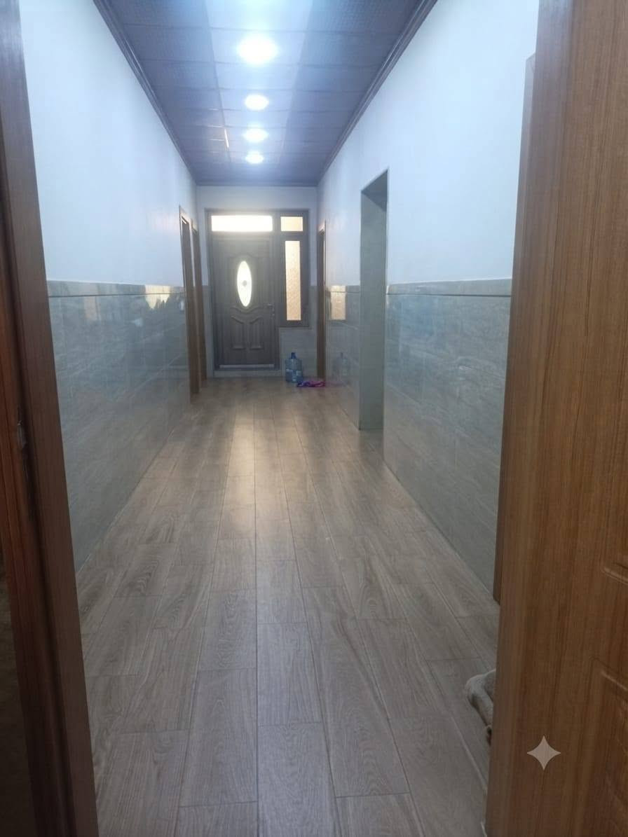 بيت(للبيع)250م² حي الصحة الثانية  مدخل دوميز السعر بالأسفل 
🏡 المساحة: 250 م²
العنوان حي الصحة دوميز قرب البدالة مقابل فرع قمة التميز
🏢 عدد الطوابق: طابقان 
مع سطح أول وسطح ثانٍ غير مبنيان في (الطابق الثاني)
🔹 الطابق الأول:
غرفة ضيوف
هول +منور
مطبخ حار+مطبخ بارد+منور للمطبخ الحار
 شرقي تواليت
حمام وتواليت غربي
3 غرف نوم
🔹 الطابق الثاني:
غرفتين نوم 
تواليت شرقي
حمام وتواليت غربي
غرفتان إضافيتان بحاجة فقط إلى صب 
وبيها حمام الغرفة في (السطح الاول) غير المبني
و سطح ثان غير مبني ايضاً 

و بيتونة ثم سطح خارجي كبير 

💰 السعر المطلوب: 450 مليون (قابل للتفاوض مع الجادين)
📞 للاستفسار أو تحديد موعد للمعاينة، يرجى التواصل على الرقم: ***********
