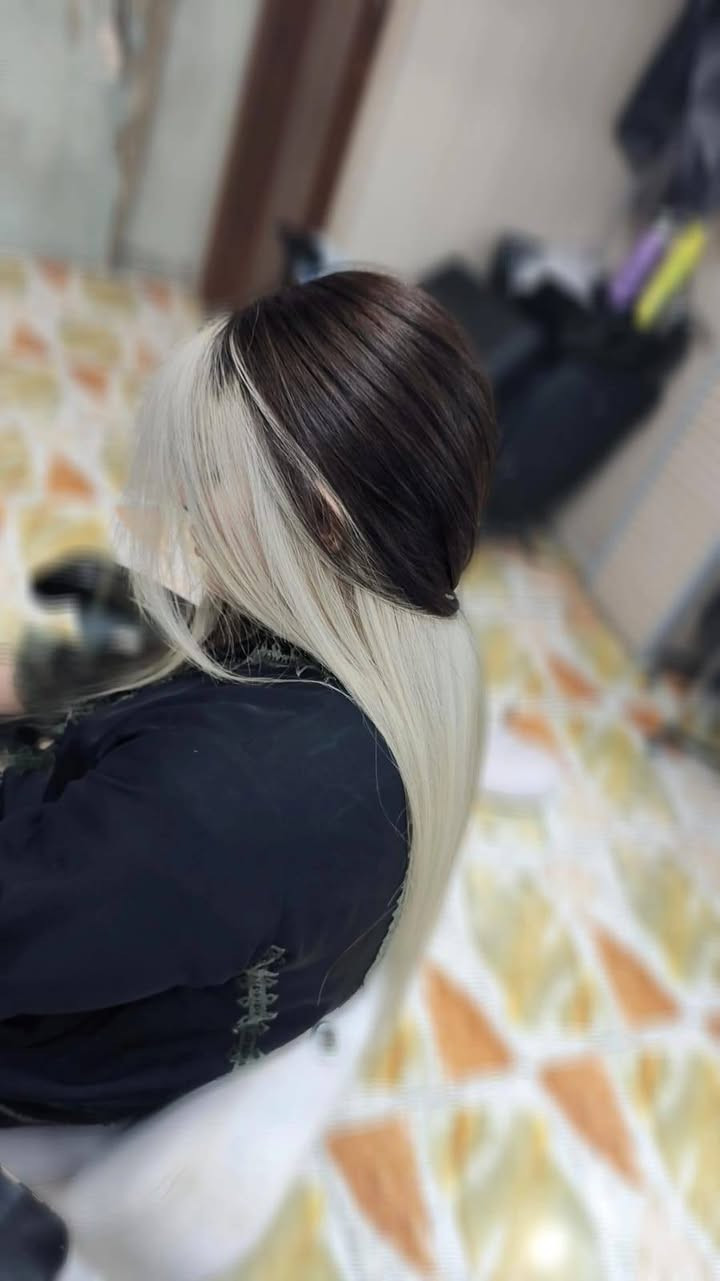 جمال الشغل❤️‍🔥❤️‍🔥
تخصيل سلفوون ع شعر مصبوغ حماراتت كدرت اطلع هل لون الدمارر 🩶🤍
صالون ڪوافيرة جنى 🤍
العنوان.. 
بابل _المسيب_حي المعلمين الاولى _فرع مطعم المعموري *
للحجز خاص او الاتصال على الرقم واتساب ***********
