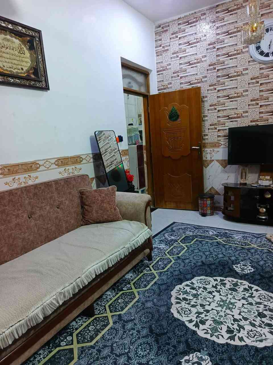 ياالله
سلام عليكم
البيت البيع طابو صرف
مساحه ((100)) متر بناء حديث
العرضات خلف أسواق فطومه مقابيل ساحه 
يحتوي على استقبال وصاله ومطبخ وغرفتين نوم 
صحيات داخليه صحيات خارجيه منور 
البيت نضيف كلش استفسار اتصل برقم
((,***********))
