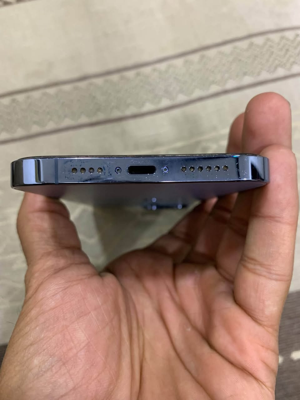السلام عليكم 
لبيع جهاز نظيف جدا فقط شاشه بيه ضربه بسيطه آيفون 13برو ماكس بطاريه 79
سعر 500الف 
***********بغداد زعفرانيه شارع المعهد

نص مكتوب في الصور:
- 57 1:20 حول الاسم iPhone (2) إصدار iOS 26.6.1 اسم الطراز iPhone 13 Pro Max رقم الطراز MLF93LL/A الرقم التسلسلي DFJYKT21C6 انتهت صلاحية التغطية سجل تاريخ القطع والخدمة الأغاني 0 الفيديوهات 814 الصور 1,586 التطبيقات 20 السعة 256 غ.ب. متوفرة 177.12 غ.ب.
- 1:20 57 حالة البطارية والشحن رسالة مهمة حول البطارية حالة بطاريتك متدنية جدًا. يمكن أن يبدل أحد مزودي خدمة Apple المعتمَدين البطارية لاستعادة الأداء والطاقة القصويين. العثور على خيارات الخدمة... الحد الأقصى للقدرة 79% هذا قياس لققدرة البطارية مقارنة بقدرتها عندما كانت جديدة. قد تتسبب القدرة المنخفضة بتقليل ساعات الاستخدام بين عملية الشحن والأخرى. أقصى قدرة للأداء ستساعد الأنظمة المضمنة في النظام والمكونات في تخفيف آثار الأداء التي قد تلاحظها أثناء التقدم الكيميائي في عمر بطارية iPhone. شحن البطارية المحسن للحد من استنزاف عمر البطارية، يتعلم الـ iPhone من عادات الشحن اليومية، بحيث ينتظر ولا يتجاوز 80% حتى يحين موعد حاجتك إلى استخدامه.