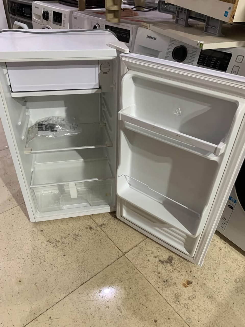 ثلاجات مكتبيه اخو الجديد للبيع
العنوان /  سرجنار شارع ابو سناء مجاور فندق برج الحياة بالضبط للاستفسار الاتصال  على الرقم ***********
