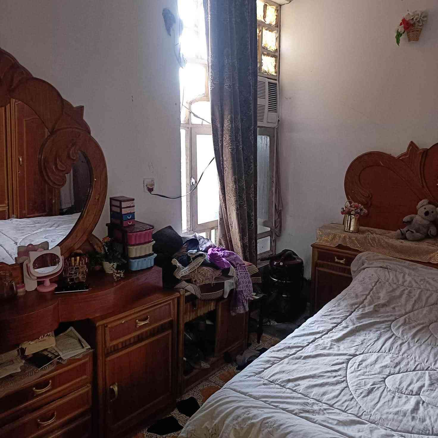 سلام عليكم بيت مساحه 150متر كامل مرتب وعالي عن شارع بيت كله سراميك  ومرسلين  بنا طابو سكف صب يحتوي على غرفه وصاله ومطبخ ستقبال صحيات خرجيه وداخليه طارمه جبيره ممر داير البيت بيتونه صطح كامل استاره كافت الخدمات موجوده مدرسه قريبه كهرباء ماي مولده ذهبي شارع حله شارع ميه هم قريب عليه بيت بلديه مرقمه عل تطويب معملات تطويب كامل السعر 38 وبي مجال قليل الشراي  العنوان محيزم الثانيه شارع منطقه صاير شارع كدامه 9متر الستفسار مراسلت الصفحه ونتصال ***********
