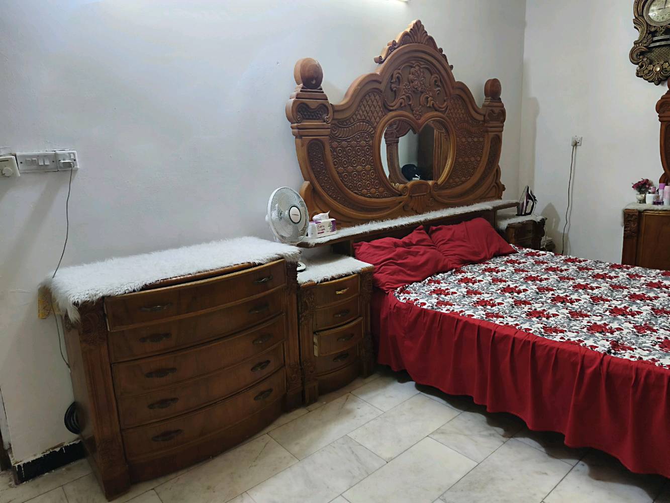 غرفه نوم  تزكام للبيع بحالة جيدة 
مشتريها بمليونين و٣٠٠ 
رايدها مليون وربع وبيها مجال 
المكان بغداد التاجي قرب السايلو 
للاستفسار واتساب ***********
