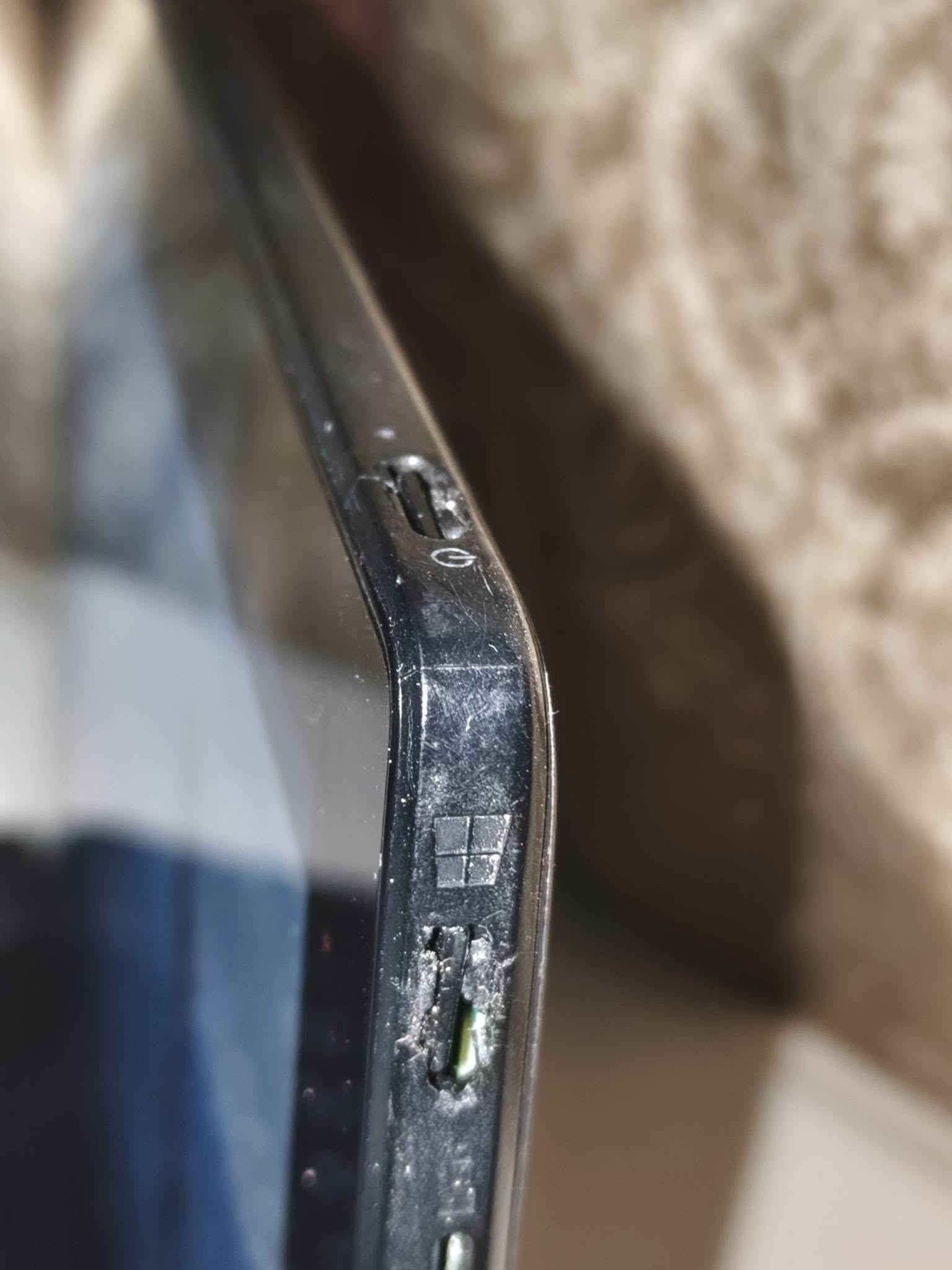 سلام عليكم. لابتوب (5055 Dell Venue 10 Pro (Model
 عندي هذا الابتوب هوة ايباد وهوة لابتوب و نضيف كلش
يفيد جماعة التصفح وجماعة الدراسة ومشاهدة كرة القدم. 
وزنه خفيف وسلس بل اداء مثل ماتشوفون بل فيديو يحمل كل برامج مثل فيس و تلي ويوتيوب 
ويستعمل للألعاب الخفيفة كلش.  الشاشة شخط مابيها و الكيبورد كذالك

(ملاحظة - الجهاز يراد إله كفر جديد بسبب الدكمه مال الصوت مثل ماموضح بل صور لأن طابه ليجوه شويه بس تكدر تعلي وتنصي من خلال الكيبورد كما موضح بل فيديو . و دكمه التشغيل كذالك بس تكدر تشغله عادي. يعني أنت بكيفك تبدل الكفر أو الدكم. ) إخوان الجهاز كامل مكمل نضيف حيل بس يحتاج تبديل الكفر. .... 

ركزززو على الملاحظة إخوان + وضحت كلشي الكم بل صور ..... 
 
المكان المسيب.. 
للتواصل واتساب
***********  
او خاص
