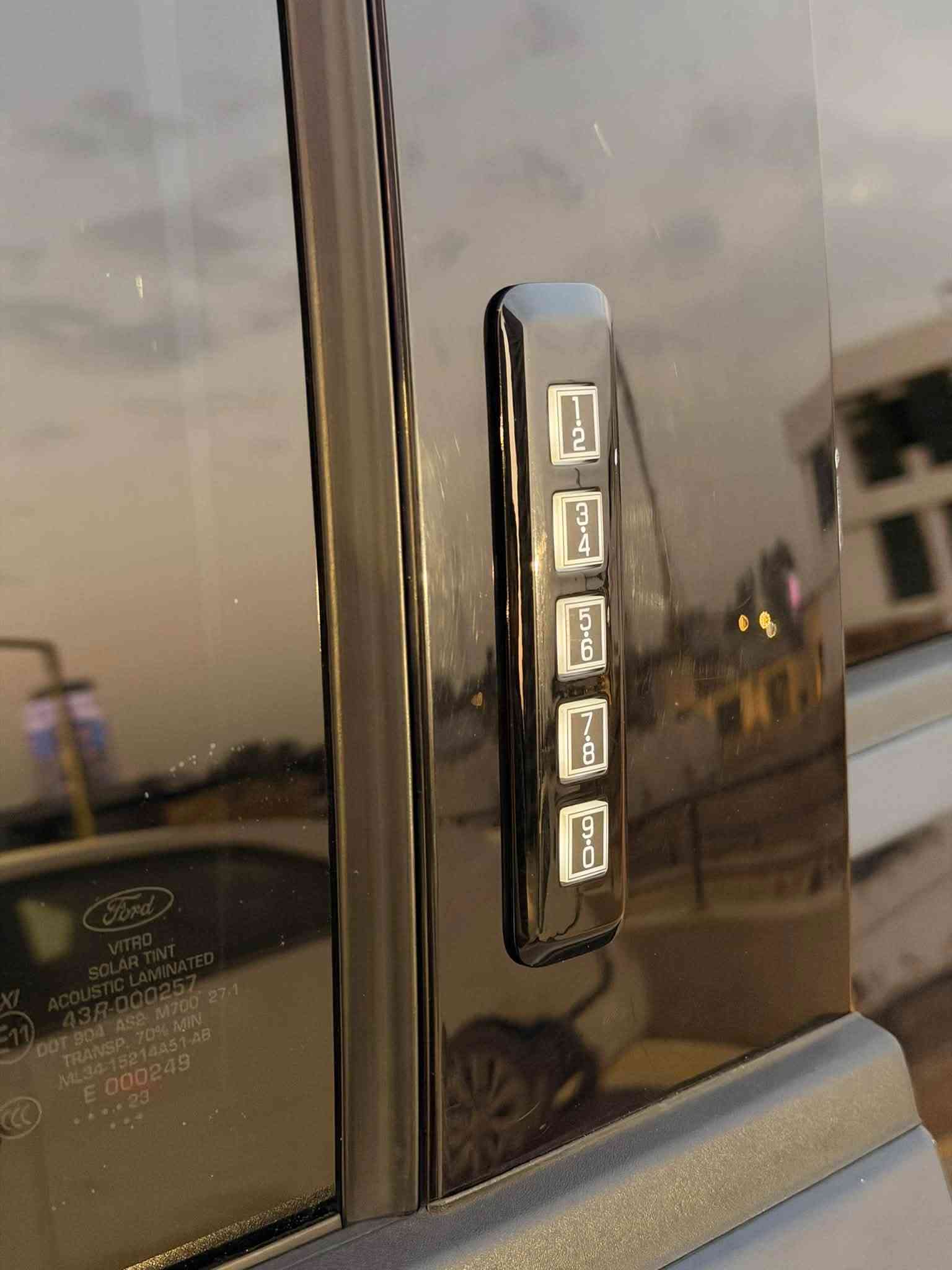 فــــورد F150 لاریـــات و هـــایبرید / استيراد خاص VIP
موديل / ٢٠٢٣ - بودي طويل
ماشية / ٤٥ مايل فقط 
ســـعر / ٣٧٥ 💲 
لـــون / اســـود + مغلف ppf البجم 
🔹 مكينة / ⚡️ Hybrid +  3.5 Twin Turbo
🔷 مـــواصـــفــات / بــانــوراما - هــایبــرد - شــــاشـــة ذكية كبيرة - شــاشـــة عداد اليكتروني - حـــســاسات امامي و خلفي و جانبي - داخل افخم نوعية جلد لونين - تايرات و ويل حجم بلادي عملاق - انارات اضافية داخل بودي و جوانب سيارة - شاشة عربية - دواســـات کــهربائــیـــة - رادارات امامي و خلفي - سماعات بالكشن و سقف - بانوراما كبيرة - منافذ كهرباء ٣٠ امبير - تشغيل عن بعد - مكينة ٣,٥ توين تيربو هايبريد - مضلل بالكامل - لايتات عدسة و زينون متحركة - هواية مواصفات اخرى ……. الخ 
 🔹الضرر و رقم شاصي / 1FTFW1ED0PFB45556
الحادث / تبديل بابين باادي نفس اللون + pdr شبر بالبودي + تصليح سيارة من دبي كلها بيدي و اني كصيت سيارة من امريكا . 
رقم / اربيل + موافقة تضليل 
موبايل 📲 :  ***********
موبايل 📲: ***********
