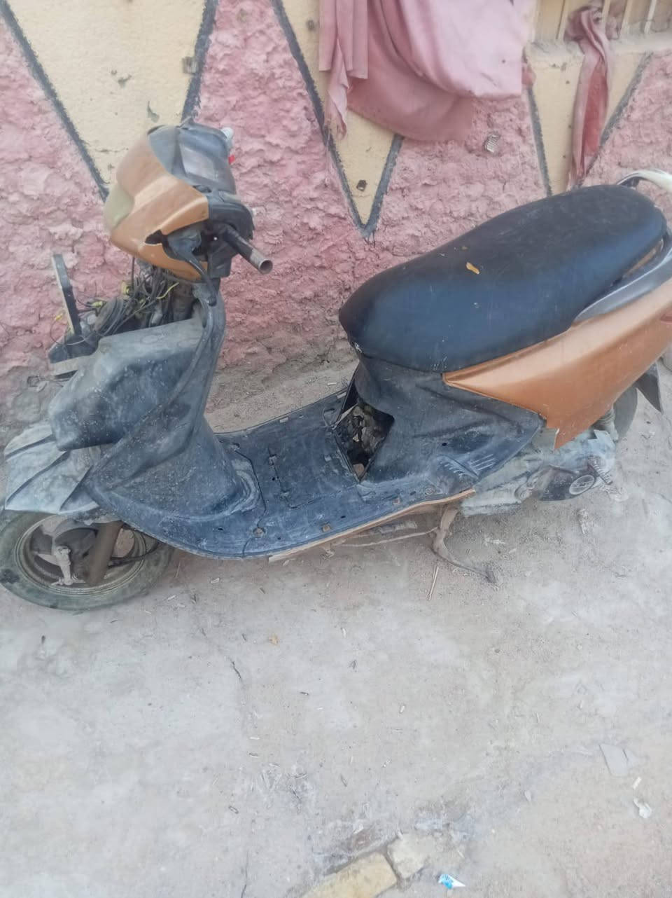 السلام عليكم! 
دراجه فراشه للبيع 
دراجه تشتغل تمشي رايدلها بس كابريته 
مكينه بيها خيط تبخير 
ابيعلك كوم حديد 
الدراجه سعرها ب ١٥٠وبيها مجال 
مكاني البصرة ابي الخصيب يم الاطفاء
رقم الهاتف: +***********
