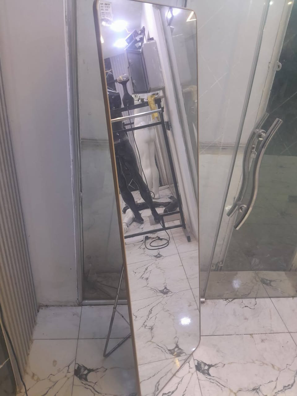 السلام عليكم غراض محل للبيع 
مليكانات ثنين 
سجج وذرع ويو وستان رف هواي ما شادهن
ستان بناطير حديد ثقيل اصلي 
مرايه كبيره 
مكاني بغداد الحبيبيه ***********
