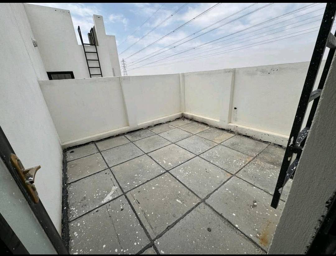 🏡 بيت للبيع في مجمع النخيل – موقع مميز واستثماري

📍 الموقع: مجمع النخيل

✨ مواصفات العقار:
▪️ مساحة البيت: 150 م²
▪️ الأبعاد: 12.5 × 12.5 متر
▪️ طابقان
▪️ 3 غرف نوم: غرفة في الطابق الأرضي وغرفتين في الطابق العلوي
▪️ غرفة سويت
▪️ ثلاث حمامات
▪️ حديقة داخلية
▪️ شارع أمامي 20 متر تجاري
▪️ شارع خلفي بعرض 15 متر

📅 موعد التسليم:
يُسلَّم البيت من قبل الشركة نهاية عام 2026.

✅ مناسب للسكن العائلي
✅ مناسب للاستثمار
✅ موقع تجاري مميز
✅ شوارع واسعة من الأمام والخلف

السعر الكلي
148ملبون 
واصل 30 مليون للشركة
تطلوعه 25 مليون
مع المجال