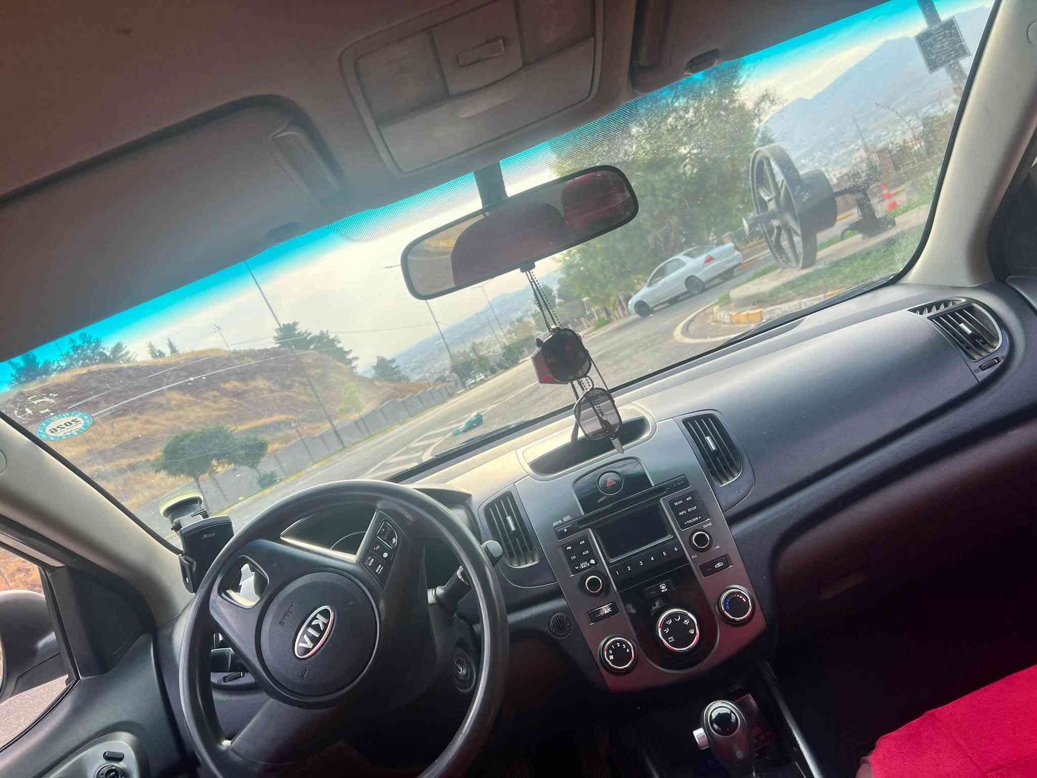 سیراتو مۆدیل ٢٠١١
یەک دەرگای بۆیاغە بەبێ داخیل دەرگای سەکنیش کەمێک کارتی هەیە وێنەکەیم داناوە ، رقەم سلێمانیە سەنەوی نوێیە تا ٢٠٣١ بەناوی خۆکە مەکینەی نەکرایتەوە گێڕ و مەکینە بەشەرت وەکالە و بەناو کردن بەشەرت سعری ٨٩ مەجالێکی کەم.***********
