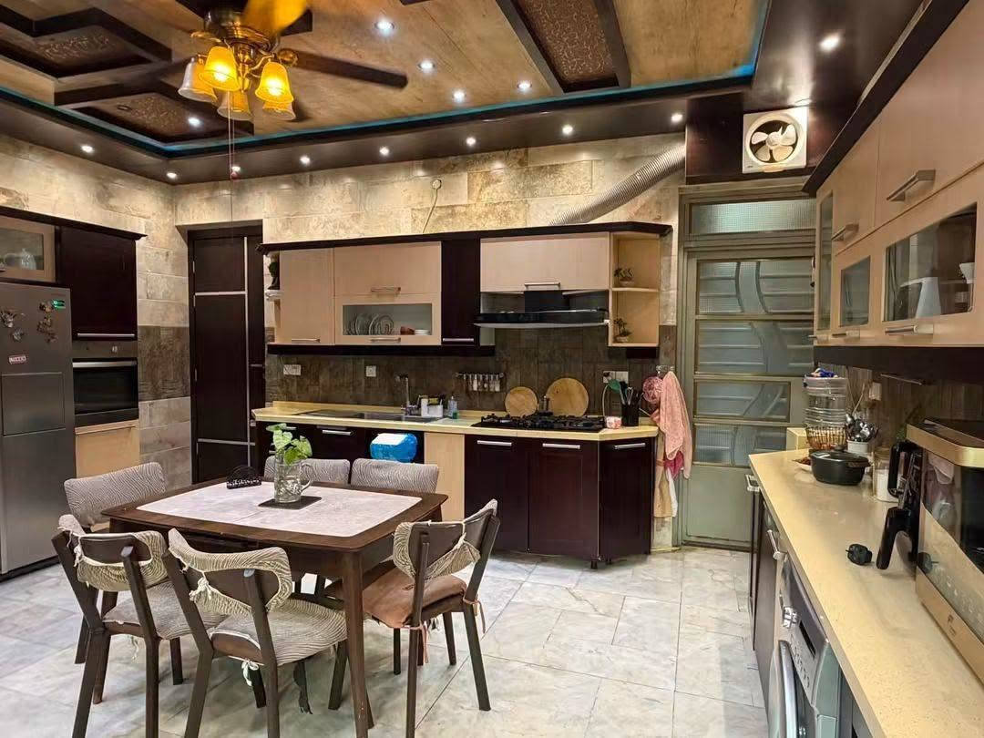 🏠 / دار للبيع مساحه ٢٣٠ م طابو صرف 

            واجهه ١٠.٥ م / نزال ٢٢.٥ م 

🧱 بناء حديث درجه أولى 

الطابق الاول / مطبخ . أستقبال . هول . غرفتين . مجمع صحيات . كراج . حديقه 

الطابق الثاني / ٣ غرف . هول . مجمع صحيات

🌎 الموقع / المحاربين قريب جدآ من شارع ٦٠ ( موقع مميز )

للأستفسار أكثر مراجعة مكتب 
عقارات أراضي بابل الخضراء للمقاولات العامه والتصاميم الهندسية 
شارع ٦٠ .. عمود ٣٠٠ .. مقابل أستدارة علي بقلي 
الشيخ حازم 
وسام محمد 
أبو حيدر / ***********
