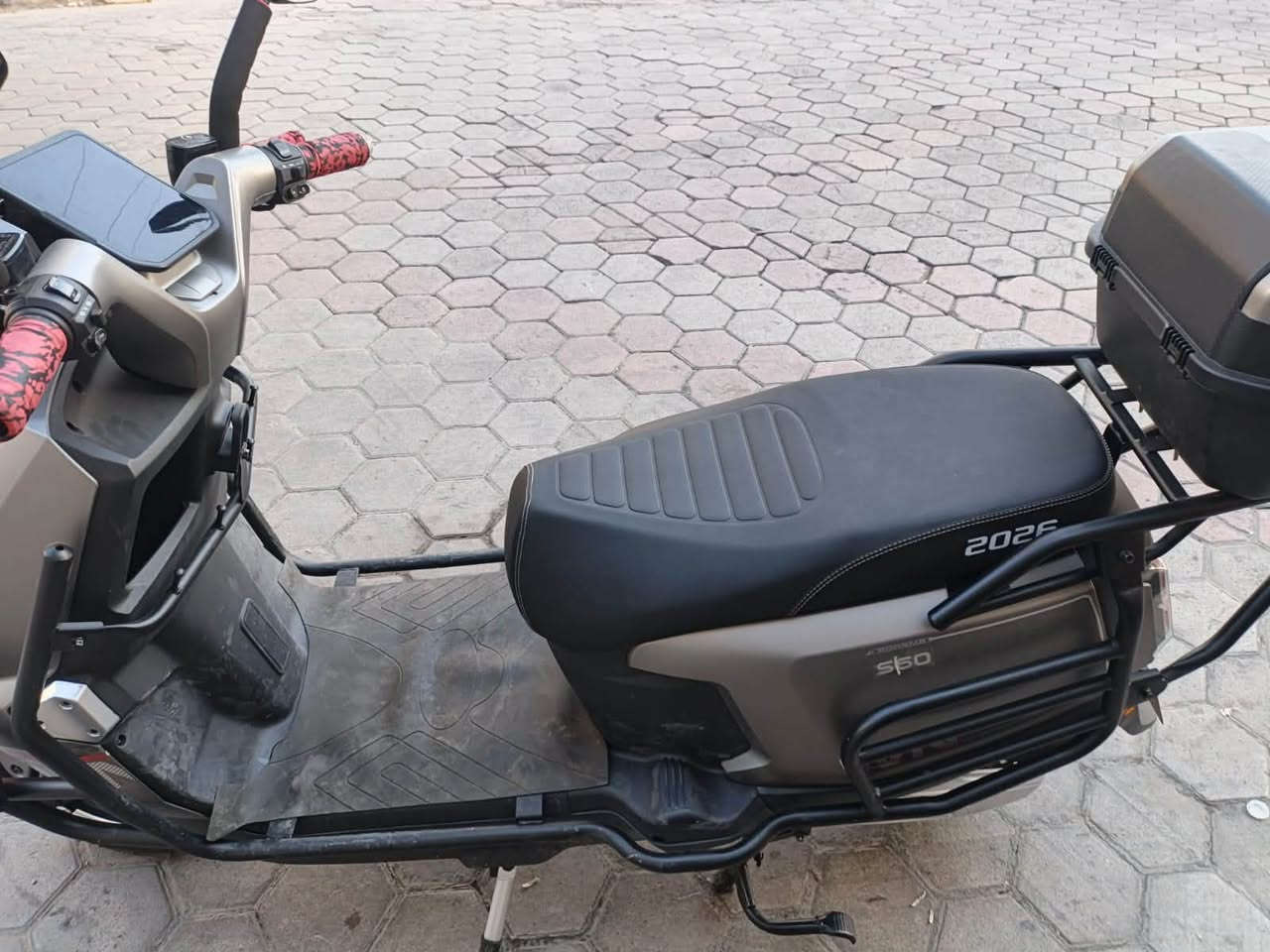 سلام وعليكم دراجة شحن للبيع جديده استخدام قليل
السعر 900 وبي مجال قليل 
للتوصال الاتصال عله الرقم ***********
