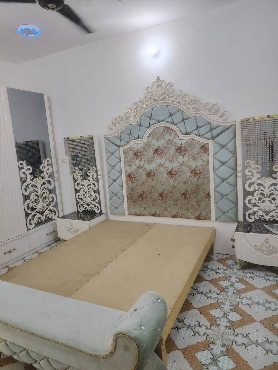 غرفه تركي للبيع خمسه باب نظيفه جدا الجربايه تسكام   للمعلومات أكثر الاتصال على *********** و ***********
