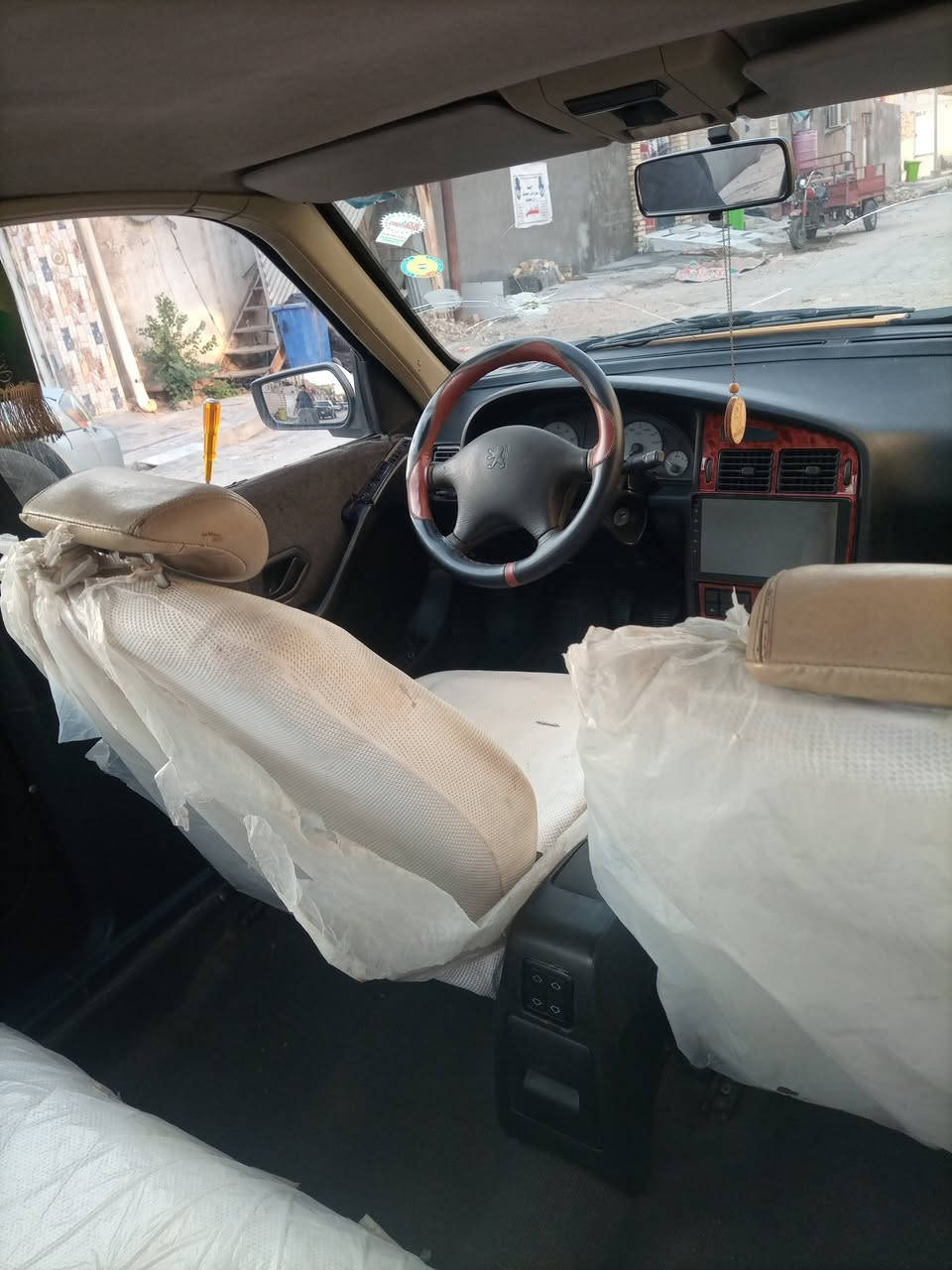 السلام عليكم (بيجو بارس موديل 15) كير فرنسي عينه وصينيه جدد البارحه شاتهن مكينه لا تنقيص ولا تبخير تخم تاير جديد حداده نص عمر تبريد شغال بس غاز شرط سنويه 29 رقم انجليزي جديد مصفره هيئه وغرامات شاشه وسماعات جدد بيها بس بارد بالباب العبري الامامي لا مصبوغ ولا معجن) (السياره بالعماره رقمها ميسان ) شرط المداور السعر 35 وبيها مجال حك الجيه رقم الهاتف ***********
