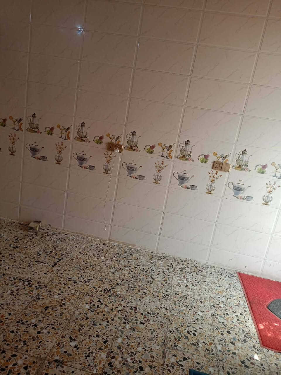 بيت للبيع المساحه 560متر ع طريق السنيه الدوانيه جهت الزوار كل الخدمات موجوده يبعد عن شارع العام 300 متر تبليط يم عمود 706 غرفه ٦في ٤وصاله ١٠في٤ومطبخ ٥في ٤برانيه ٧في ٤ومجمع صحيات الوجه 16 ونزال 35 للتواصل ***********
