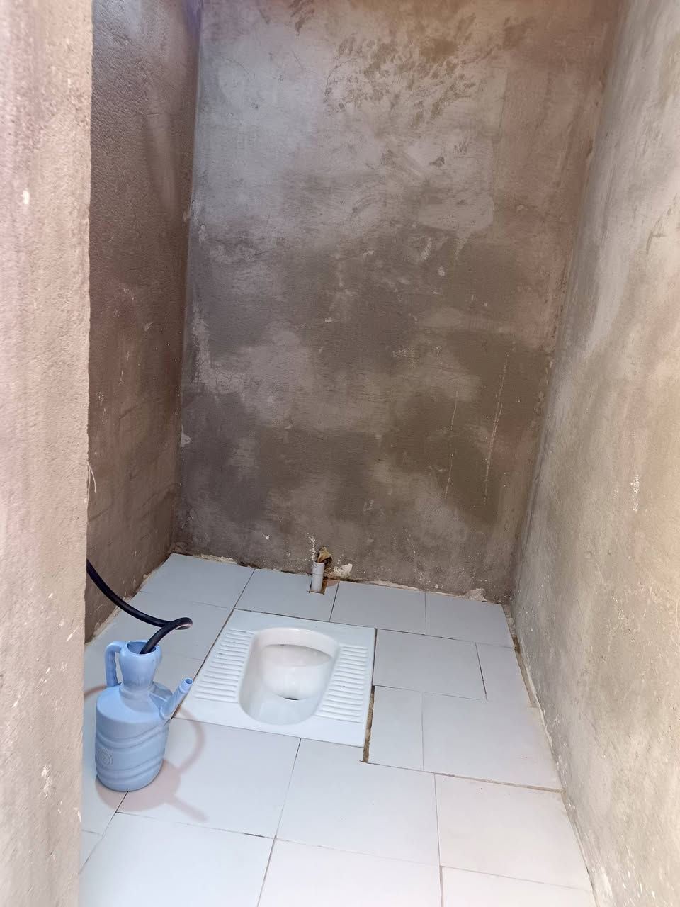 🏠 بيت للبيع – حي الشهداء / القبلة
بيت بملكية بلدية رسمية وغير متجاوز (مو حواسم)، موقع ممتاز في القبلة – حي الشهداء، قريب من الشارع وقريب من جميع الخدمات، السوك، الأفران النرجس والسنتر.

📐 مساحة البيت: 12 × 18(200) بناء حديث بناء كونكريت 

يتكون من:

- 🛏️ غرفتين نوم، مساحة كل غرفة 5 × 4
- 🛏️ غرفة مع سويت وحمام
- 🛋️ وصالة 4 × 4
- 🍳 مطبخ 4 × 4
- 🚿 حمام 2 × 3
- 🚗 كراج 9 × 4
- 🌳 حديقة 4 × 7
- 🚽 تواليت خارجي 1.5 × 1.5

🔹 البيت كامل وجاهز وموضح بالتفصيل بالصور.

🔹 يوجد رباط ديوان بمساحة 4 × 7 لكنه غير مبني حالياً، وهذا هو النقص الوحيد بالبيت.

📍 الموقع: القبلة – حي الشهداء
📸 البيت موضح بالصور ،

السعر 80$

رقم التواصل: ***********
