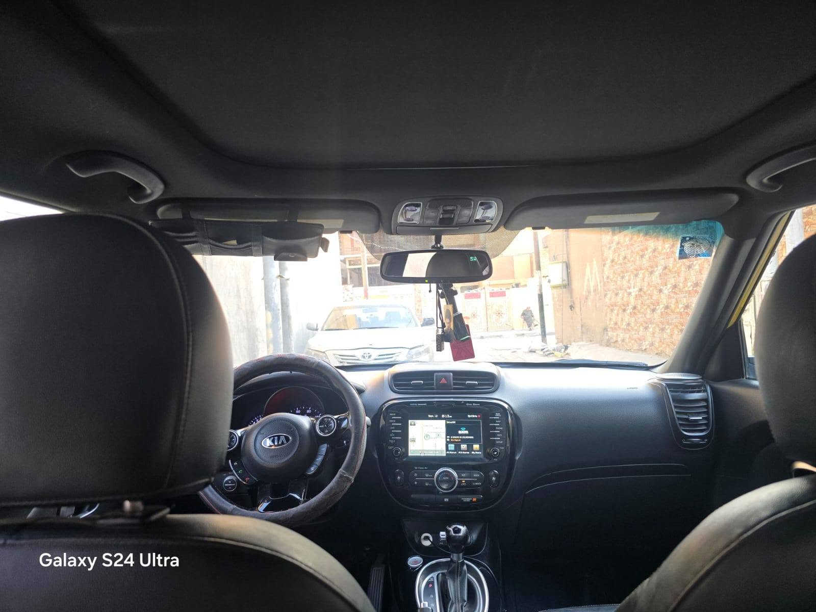 🚘 للبيع: كيا سول 2015 — فول مواصفات
المواصفات: 🔹 فتحة بانوراما
🔹 سلايدروف
🔹 كشنات جلد
🔹 شاشة كبيرة
🔹 كشنات أمامية تدفئة وتبريد
🔹 كشن السائق كهربائي
🔹 كشنات خلفية تدفئة
🔹 إضاءة داخلية LED
🔹 نظام صوت ستيريو مميز
🔹 سماعتان  دمام امامي و خلفي 
🔹 إضاءة بالسماعات الأمامية
🔹 ويل 17
🛠️ حالة السيارة
الحادث فقط بمقدمة البنيد والدعامية.
البنيد نفسه معمّر بارد.
بدون قطرة صبغ.
بدون إيرباك.
السيارة ليبل واحد.
بدون صبغ أو تبديل أي قطعة.
💰 السعر: ١١٠ دولار وبيه مجال 
***********
