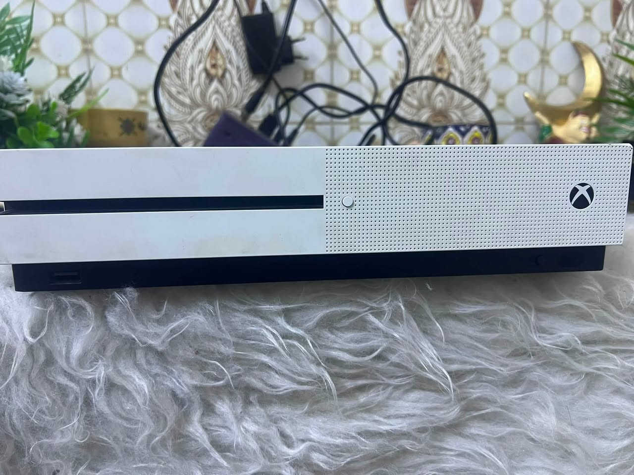 لسلام عليكم اخوان اكس بوكس وان اس اخو الجديد اوك استيكر مابيه شي ولا واكع اي وكعه اخو الجديد مع حساب شكاكي بيه جي تي اي اون لاين ورستد ايفل ٤ ولعبه مال سيارات وحافظ البريد وكلمه السر مال الحساب مع قرص فورزا هوايرزون ٢ النادر ويدعم كومه العاب جديده مثل فيفا ٢٧ مع الجوستك الاصليه مابيها ولا عطل ولا واكعه السعر ١٣٠  وبيه مجال هواي ماعدي توصيل مكاني بغداد مدينه الصدر التواصل علا الواتساب *********** واوكعلك حك الجيه
