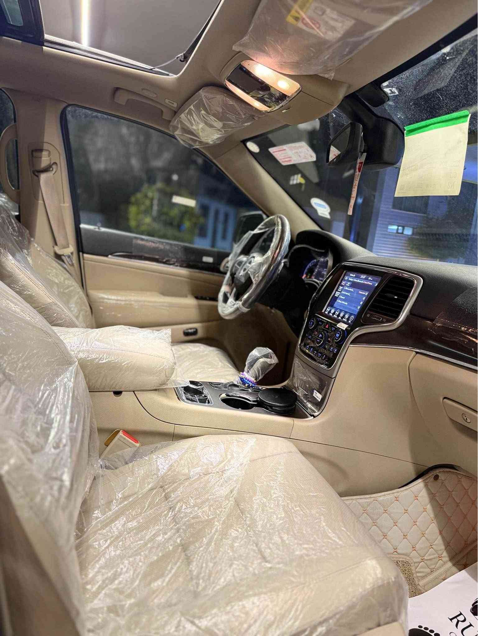 جیب گراند چیرۆکی 2018 خلیجیlimeted
سپی بەفری 4WD
تەنها82 هەزارکم ڕۆشتووە
بێ بۆیاخ بێ دەعم تەنها ٢ کارتی بچوکی هەیە
مواسەفات ناوکرێمی، کوشن جڵد، کوشن کارەبایی،کوشن خەزن-شەغال،كوشن سارد و گەرم- ٢بەسمە
 ئۆتۆ هۆڵد و ئۆتۆ ستۆپ، شاشە گەورە،کامێرا،
 ڕادار،ئاوێنە فۆتۆ و Assist وە دژە فول، حاسە، دەبڵ ئەکسل، تەبرید دەبڵزۆن 
 تەبرید مەرکەزی ٤ مۆدی لێخوڕی هەیە
‏Sport، Eco، Auto ،manual سیتمی ئۆفرۆد،کاڕپلەی،ڤۆلیۆم و تەحدیدسورعە، تەلەفۆن،لیدی ناوەوە،تراکشن و دژەخلیسک
زۆر مواسەفاتی تر..……
 سعر:227$💵
زۆر تازە و جوان ماوەتەوە 
گێڕومەکینەی بە شەرت
زۆر پاک و تازەیە
ژمارەی خاوەنی:*********** السليمانية, العراق
