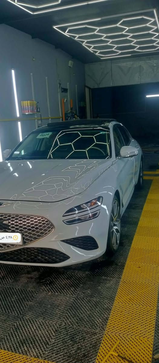 � للبيع – Genesis G70 2022
🔹 اللون الخارجي: إسمنتي مميز
🔹 50k
🔹 نظام الدفع: رباعي (AWD)
🔹 ناقل الحركة: أوتوماتيك
⭐ المواصفات:
 • محرك تيربو قوي أربع سلندر • نظام دفع رباعيه 
 • جنوط سبورت
 • نظام صوت Lexicon الفاخر
 • شاشة وسطية كبيرة + Apple CarPlay + Android Auto
 • عدادات نصف ديجيتال مع عرض الحساسات
 • مقاعد جلد مثقبة (تسخين)
 • تحكم كهربائي بالمقاعد+ 
 • بصمتين تشغيل (Smart Key)
 • كاميرا خلفية + حساسات أمامية وخلفية
 • أنظمة أمان متقدمة (نقطة عمياء – تحذير تصادم – مثبت سرعة ذكي)
📌 ملاحظات:
 • السيارة نظيفة جداً، استخدام خفيف
 • جاهزة للفحص

🔥 سيارة رياضية فخمة بمواصفات عالية جداً وحالة ممتازة
❗️وبسعر مناسب ب205 ورقه❗️  
للاستفسار. *********** واتساب 
مكان السياره ديوانيه

