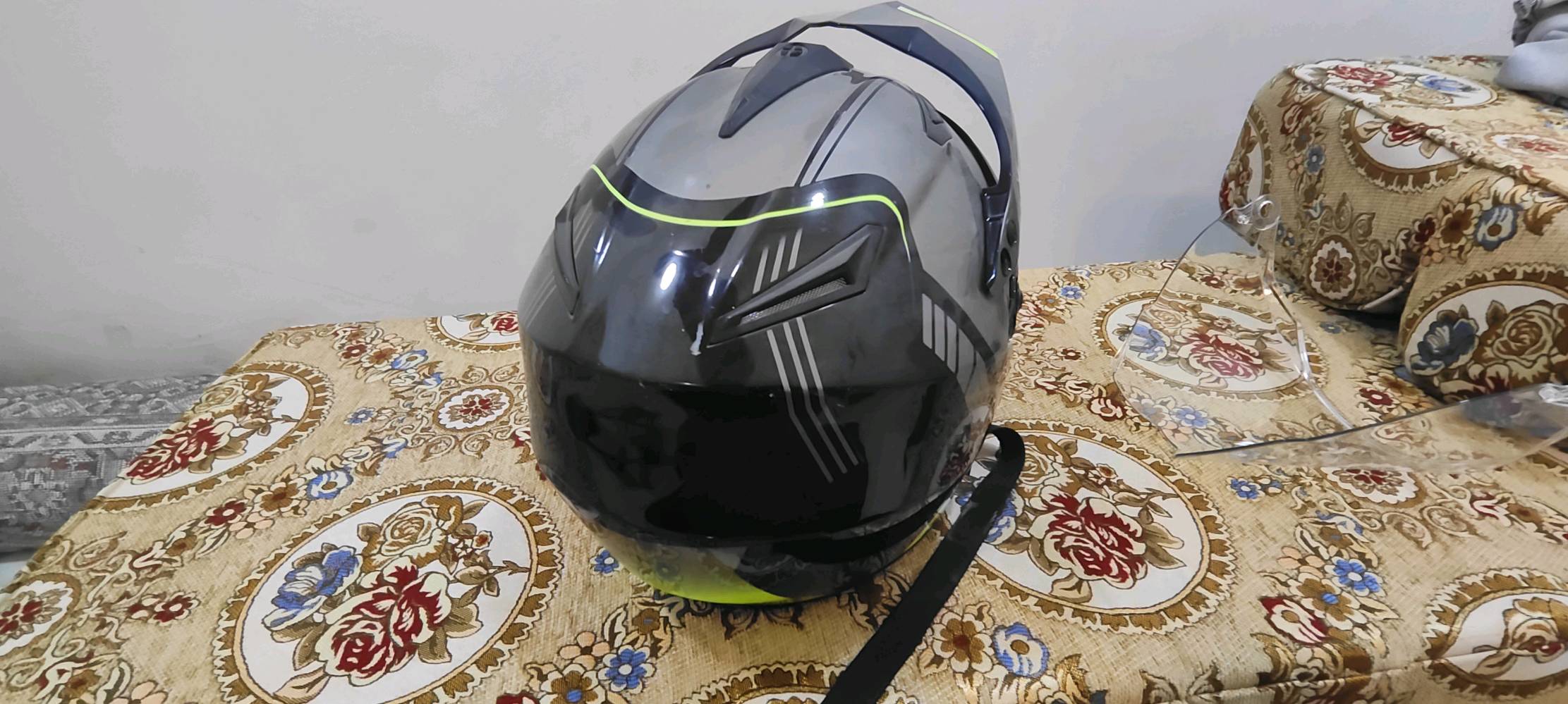 خوذه حمايه اصليه بالختم البريطاني + نظاره الرؤيه شفافه + مظللة + فتحات تهويه جانبيه وعلويه واماميه تحكم يدوي للغلق والفتح + جناح امامي قابل للفك والتركيب يعمل كظل 
السعر: 80،000
للتواصل: ***********