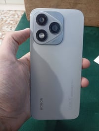 هونر ٤٠٠ • ذاكرة ٢٥٦ • بطارية ٥٢٣٠