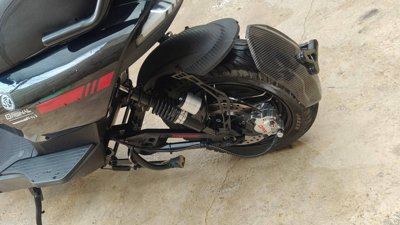 سلام عليكم دراجه شحن أرزد الأصلية 
بطاريه اليثيون 60 نبير 
ملف 1200 حقيقي 
تشغل عن دريق كارتات 2 او بصمات 2 
الدراجه كوله شغاله ما مستخدمه هواي 
سعر دراجه {مليون او200} بيه مجال
الرقم *********** واتساب
