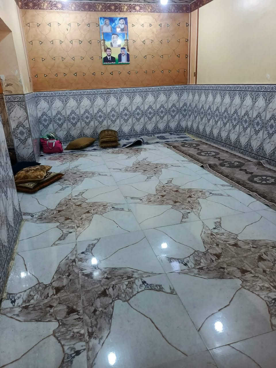 🏡 بيت للبيع
📍 الموقع: حي العسكري – شارع سيد جواد، ثاني فرع، رابع بيت.

📐 المساحة: 240 م². السعر ١١٥ وبي مجال نشالله 

✅ طابو صرف مع تحويل الملكية في اليوم الثاني باسم المشتري.

✅ بناء قديم لكنه مرتب وجاهز للسكن.

✅ منطقة مخدومة وتتوفر فيها جميع الخدمات.

تفاصيل البيت:

- استقبال.

- هول.

- صالة داخلية.

- غرفتا نوم.

- مطبخ حار / بارد.

- منور.

- صحيات داخلية وخارجية.

📞 للاستفسار والمعاينة، التواصل مع مكتب الضامن للعقار. ذي قار سوق الشيوخ خنيطله شارع الكراج *********** #سوق_الشيوخ#تشطيب_درجة_أولى#مكتب_الضامن_للعقار
