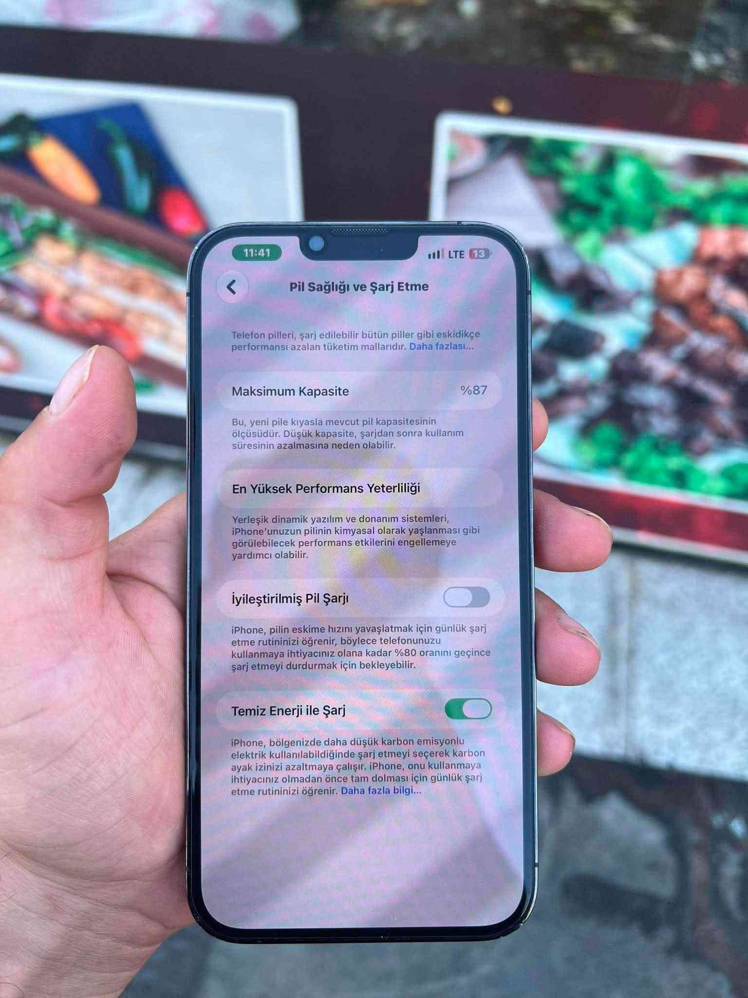 IPhone 14 Pro Max zor xawen nakrawa bashart battary 87biladi 128gb 1sim ba zaman أربيل, العراق

نص مكتوب في الصور:
- 11:41
- LTE 13
- Pil Sağlığı ve Şarj Etme
- Telefon pilleri, şarj edilebilir bütün piller gibi eskidikçe performansı azalan tüketim mallarıdır. Daha fazlası...
- Maksimum Kapasite
- %87
- Bu, yeni pile kıyasla mevcut pil kapasitesinin ölçüsüdür. Düşük kapasite, şarjdan sonra kullanım süresinin azalmasına neden olabilir.
- En Yüksek Performans Yeterliliği
- Yerleşik dinamik yazılım ve donanım sistemleri, iPhone'unuzun pilinin kimyasal olarak yaşlanması gibi görülebilecek performans etkilerini engellemeye yardımcı olabilir.
- İyileştirilmiş Pil Şarjı
- iPhone, pilin eskime hızını yavaşlatmak için günlük şarj etme rutininizi öğrenir, böylece telefonunuzu kullanmaya ihtiyacınız olana kadar %80 oranını geçince şarj etmeyi durdurmak için bekleyebilir.
- Temiz Enerji ile Şarj
- iPhone, bölgenizde daha düşük karbon emisyonlu elektrik kullanılabildiğinde şarj etmeyi seçerek karbon ayak izinizi azaltmaya çalışır. iPhone, onu kullanmaya ihtiyacınız olmadan önce tam dolması için günlük şarj etme rutininizi öğrenir. Daha fazla bilgi...
- Koyu Mod Kapalı
- Night Shift Kapalı
- True Tone Kapalı