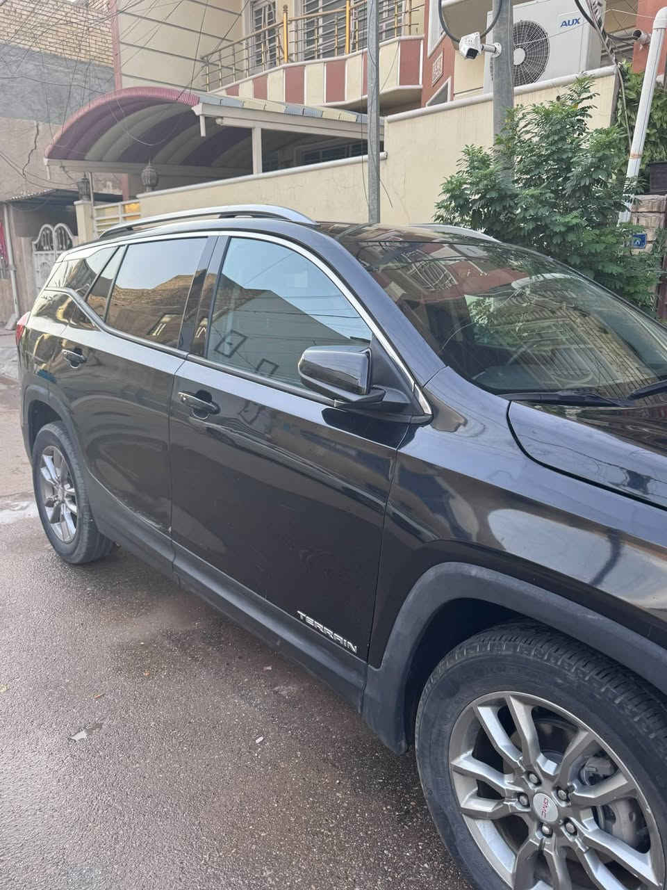 * للبيع.. GMC Terrain موديل 2022 فئة SLT - فول مواصفات*
سيارة وارد امريكي، نظافة فول وبحالة ممتازة جدا، ماشية قليل ومكفولة من كلشي.

ماشية ( 25,000 ) خمسة وعشرون الف كيلو 

* المواصفات الميكانيكية:*
- المحرك: 1.5 تيربو - اقتصادي وقوي بنفس الوقت 

- الكير: اوتوماتيك دكم (9) نمر AT المرغوب

- نظام الدفع: FWD
- اللون: اسود ملكي

* مواصفات الراحة والرفاهية:*
- داخل  كشنات جلد - كشنات تدفئة وتحكم كهربائي
- شاشة حجم كبير تدعم CarPlay و Android Auto وايرليس
- نظام صوت نقي وعالي الدقة
- تشغيل عن بعد + بصمة تشغيل وبصمة ابواب
- لايتات LED فول (نهاري وعالي وناصي)
- صندوق خلفي كهربائي ينفتح بالقدم وبالريموت
- تبريد قطعتين ثلج

* مواصفات الامان:*
- رادار امامي - تنبيه تصادم امامي
- رادار جانبي - تنبيه النقطة العمياء
- كاميرا خلفية HD + نظام تحديد المسار

* حالة البدي - بكل امانة:*
السيارة حادثها كلش بسيط:
1. الجاملغ: مصلح على البارد بدون صبغ - محافظ على صبغ الشركة
2. الباب: مبدل بنفس اللون - شد شركة بدون صبغ وكد شبر الجاملغ الخلفي الايمن 

*الايرباكات طاكة وراجعه سستم تفصيخ بالامارات ، الشاصي واللغد سليم 100% وبالفحص.*

* السعر: 166 ورقة وبيها مجال بسيط للشراي*

* المكان: بغداد* الحرية
* للاتصال والاستفسار: ************

نص مكتوب في الصور:
- 000-39040477 - 05/02/2024 - IAA Inc. BidFax.info
- 000-39040477 - 05/07/2024 - IAA Inc.