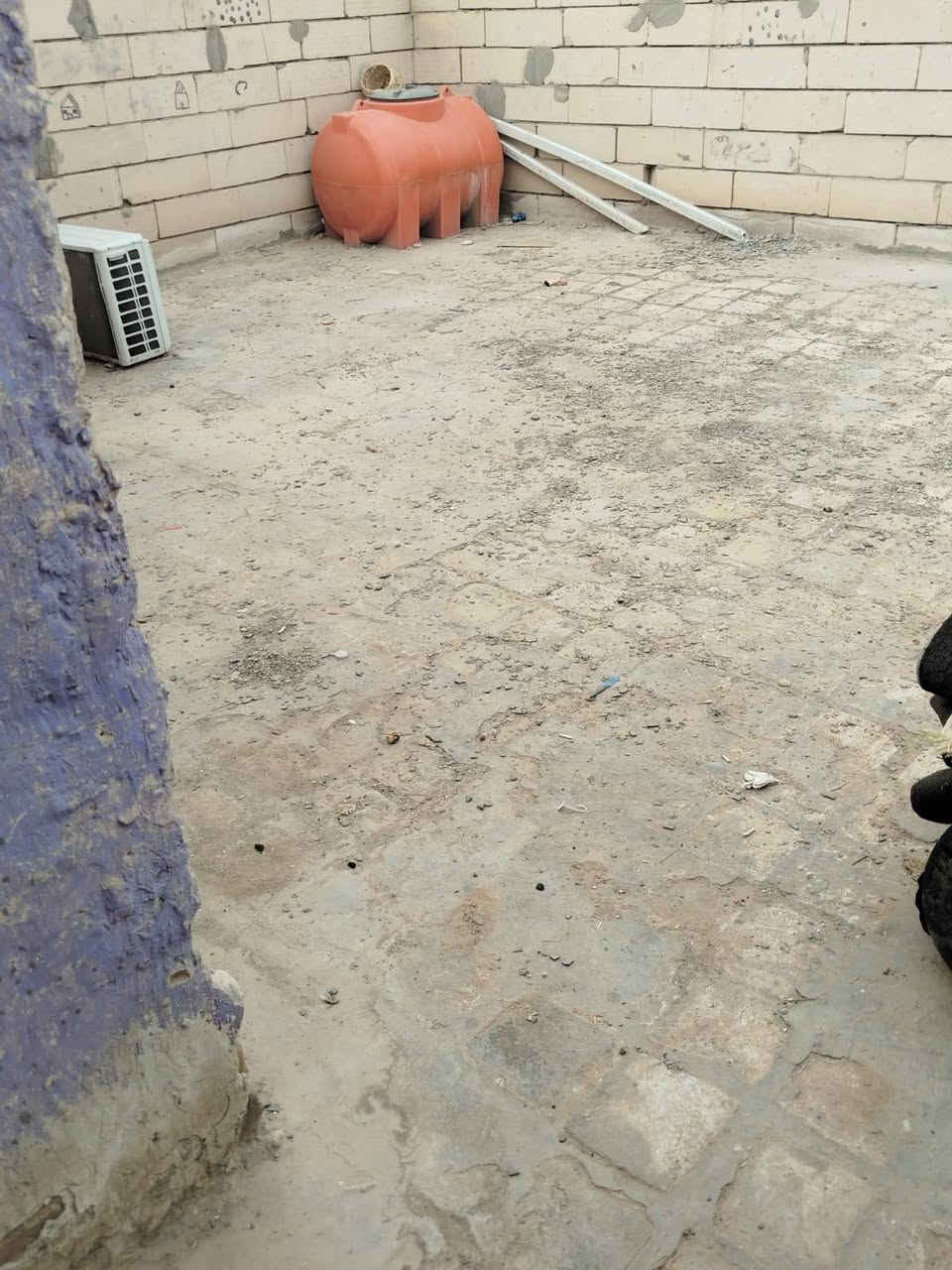 بيت للبيع في حي المطار شارع المطار القديم المساحه 150 متر متكون من غرفتين واستقبال وصاله والفوك صاله وغرفه طابو زراعي سنه 25 السعر 40 وبيه مجال للاستفسار الاتصال على الرقم ***********
