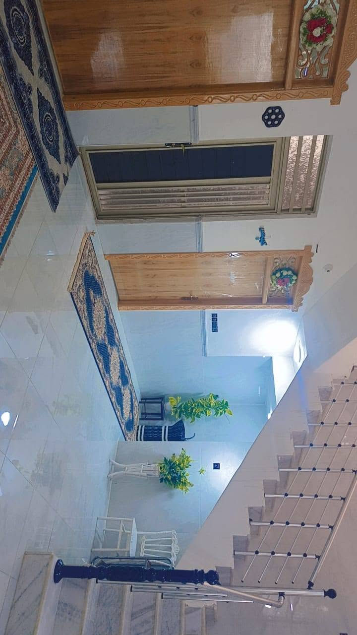 بيت ٢٠٠ متر طابقين ع ساحه ٥ غرف نوم حي نداء منطقه ٥٣الف مطلوبه للبلديه ٢٠ مليون سدد سنه مليون تطلوعه ١٤٠ بيه مجال اتصل ***********
