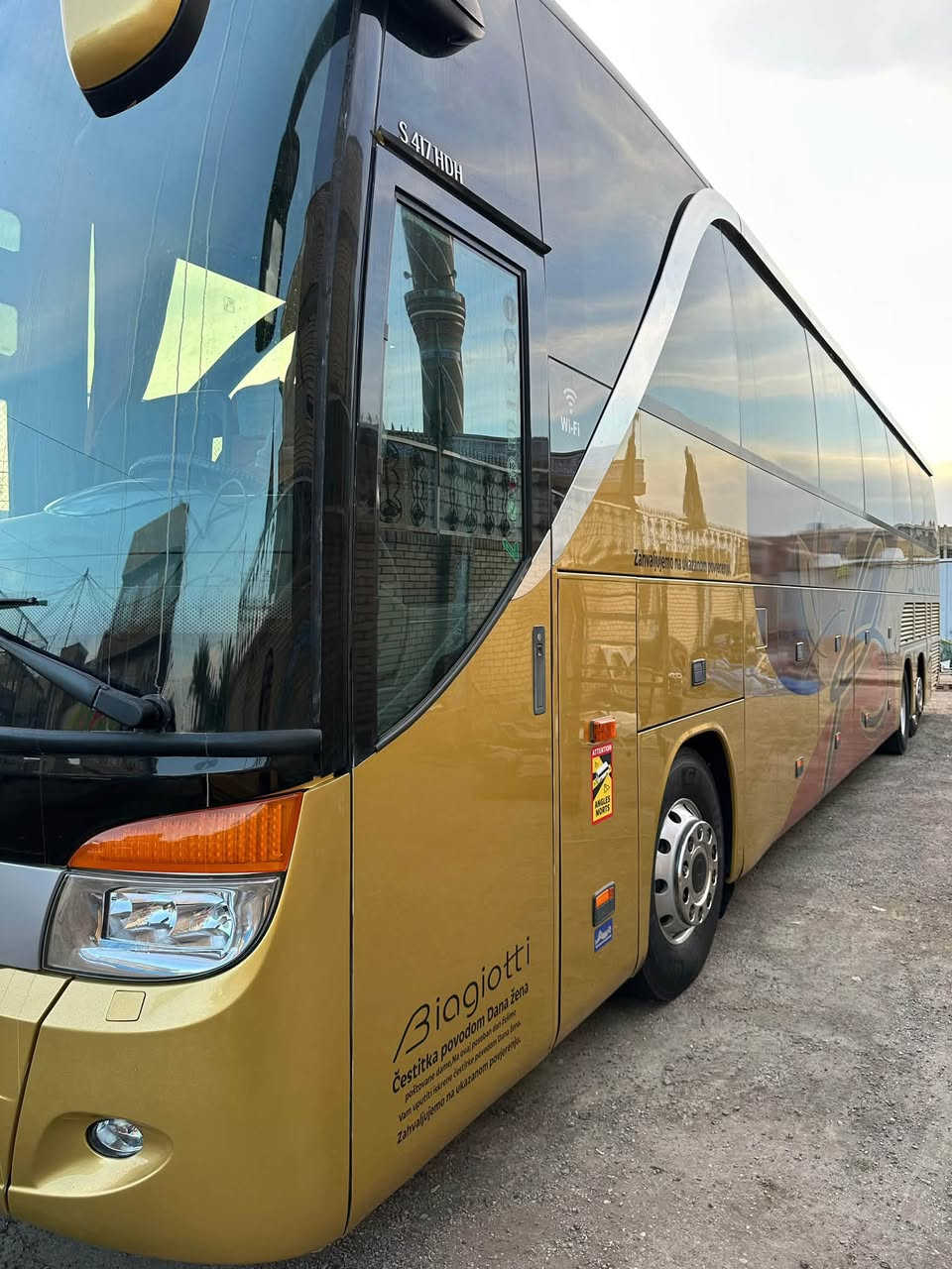 باص • ٦٠ نفر • مكينة V8