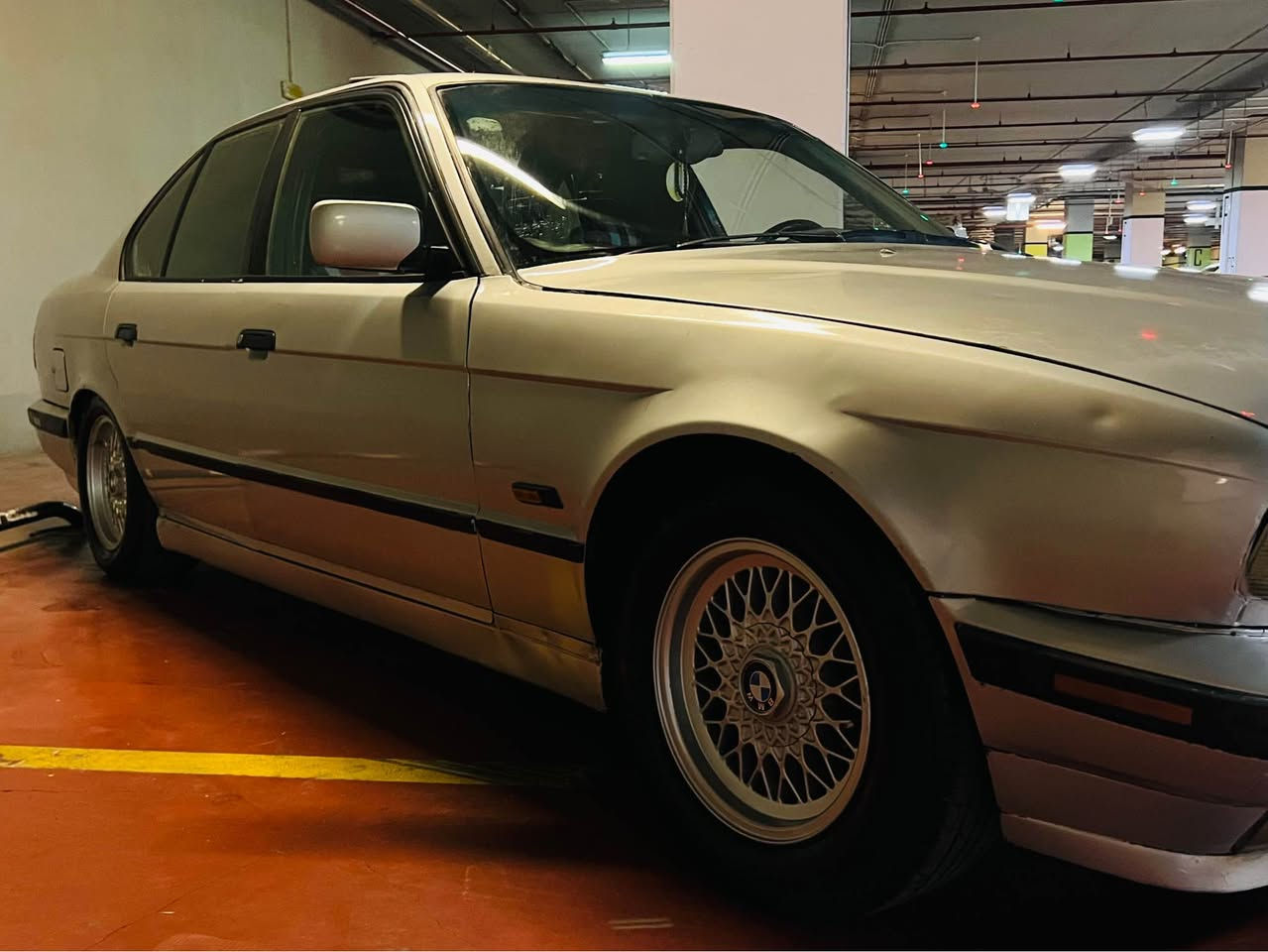 بیئێم BMW🇩🇪
مۆدێلی ١٩٩٥   
٥٢٥ ئۆتۆماتیک مەکینە دیجیتاڵ کەپس

ناو فۆڕمیکا دەبڵ ئێرباگەو سڵایدەو دوجام کارەبایەو ئاوێنە کارەبایە کامل کارەبایی ئیش دەکا

تازە پێشیم دا گرتوە 
ئاڕمی سلێمانی ئاڕمو ئەوەلیات موسو بڕاوە بەشەرت

تەبرید ساردو❄️گەرم لەسەر سیوچ ئیش دەکات 

دەعمێکی لای سەکنی هەیە

ڕۆنی مەکینەو هایدرۆلیکی گێڕی تازە گۆڕاوە ڕادێتەری تازەشی خراوەتە سەر 

سەیارەی مالەوە هی مەعرەز نیە

سعری 33 مەعاملەیە 
***********  ڤایبەر و واتسئەپ لەسەرە
مشتەرینیت سەری منیش و خۆشت مەێشێنە لەگەل ڕیزما بنجوين, السليمانية
