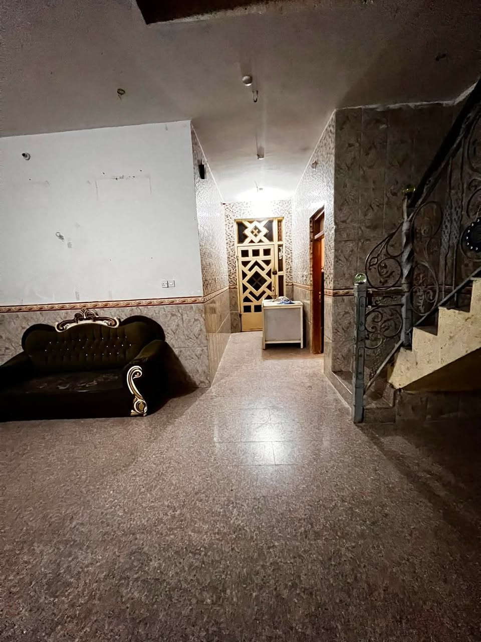 بيت للبيع المساحه 200 طابق ونص الطابق الارضي يتكون من اثنين غرف نوم والاستقبال 5*7 ومطبخ 4*7 وحمام داخلي وصحيات خارجيه وصاله 9*5 ومدخل 
أما طابق ثاني
صاله وغرفه 6*5
موقع البيت حي الامام الرضا جيران النائب غايب العميري وقريب من مدرسه ثانوية نقاء الاهلية للمزيد التواصل مع الرقم
‭***********‬ ‬
