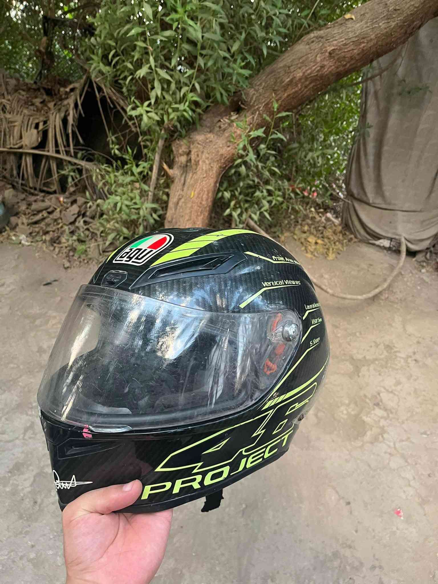 سلام عليكم خوذة agv  كاربون فايبر حقيقي اصلية للبيع خوذة نظافتها 75/100  وقياسها xl61-62 وسعرها مناسب مكاني بغداد سيدية رقم *********** واتساب
