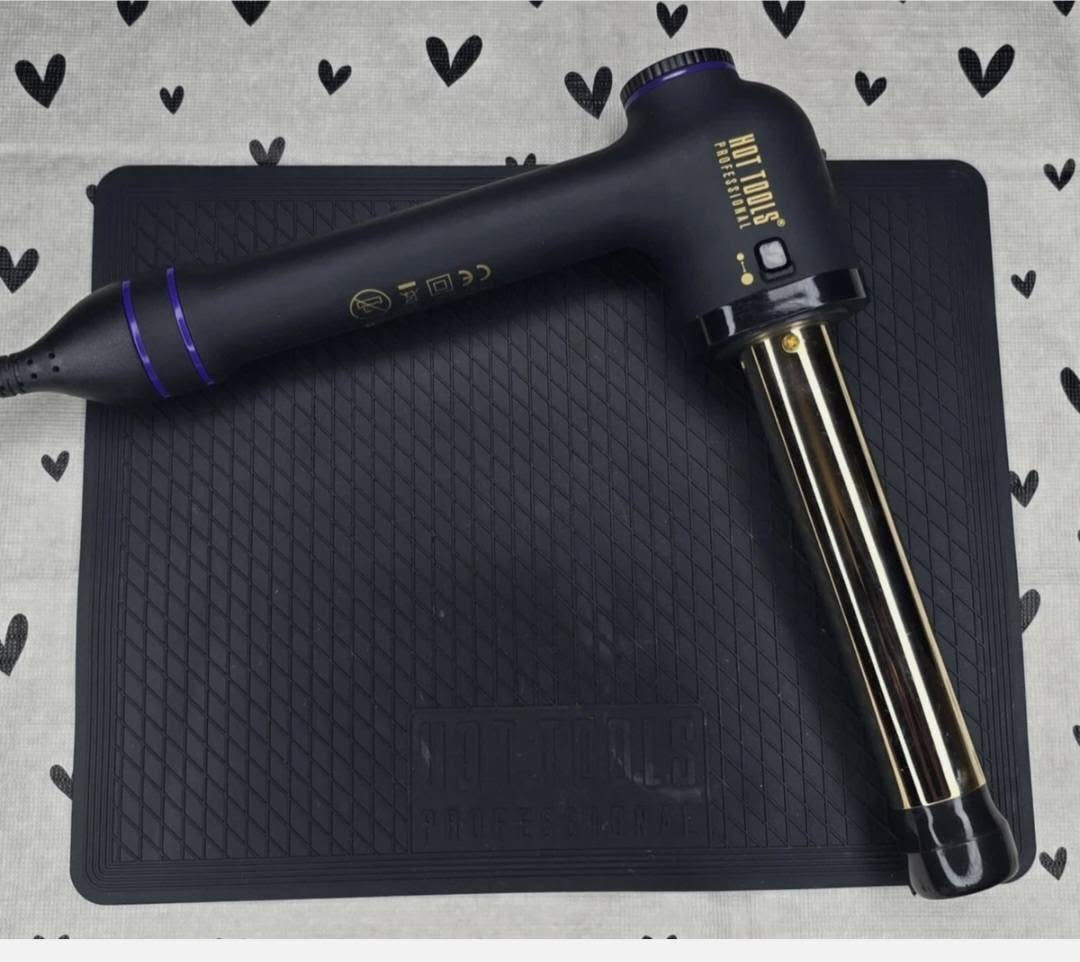 طقم تجعيد الشعر الاحترافي "كِرل بار" من هوت تولز برو أرتست (Hot Tools Pro Artist Curlbar Set
المكونات والميزات الرئيسية:رؤوس قابلة للتبديل: يأتي الطقم مع أربعة رؤوس (عصي) مطلية بالذهب عيار 24 قيراطاً بأحجام مختلفة:19 ملم لتموجات ضيقة ودقيقة.25 ملم لتموجات كلاسيكية ومتوسطة.32 ملم لتموجات واسعة وطبيعية.38 ملم لحجم إضافي وتموجات ناعمة وخفيفة.تقنية النبض (Pulse Technology): تضمن تسخيناً سريعاً جداً وتحافظ على ثبات درجة الحرارة طوال فترة الاستخدام.التحكم بالحرارة: يحتوي على قرص دوار للتحكم بدرجة الحرارة لتناسب جميع أنواع الشعر.مؤقت مدمج: مزود بمؤقت رقمي يمكن ضبطه (من 0 إلى 10 ثوانٍ) ليهتز عند اكتمال تجعيد الخصلة، مما يضمن نتائج متناسقة ويحمي الشعر من الحرارة الزائدة
الجهاز اصلي ابحث عنه وشوف سعرة في الاسواق المحلية
السعر يمنه صدمة ♥️♥️ 35 الف ❤️❤️ دينار عراقي فقط للحجز مراسلة الصحفة او، عن طريق الواتساب ***********
