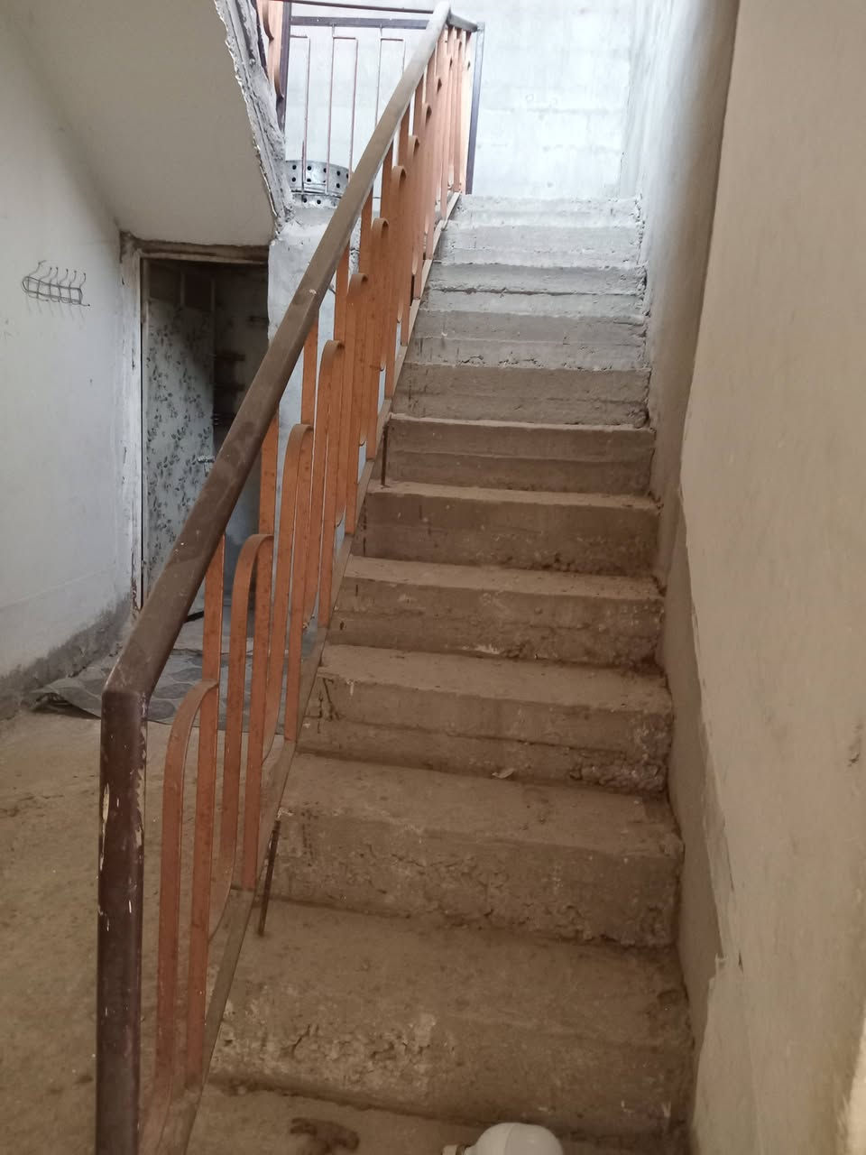 عليكم السلام مساحه١٥٠ غرفتين نوم استقبال مطبخ حمام سطح الارضيه صب البيت عايزة تنضيف لان متروك فتره الاجار١٥٠***********
