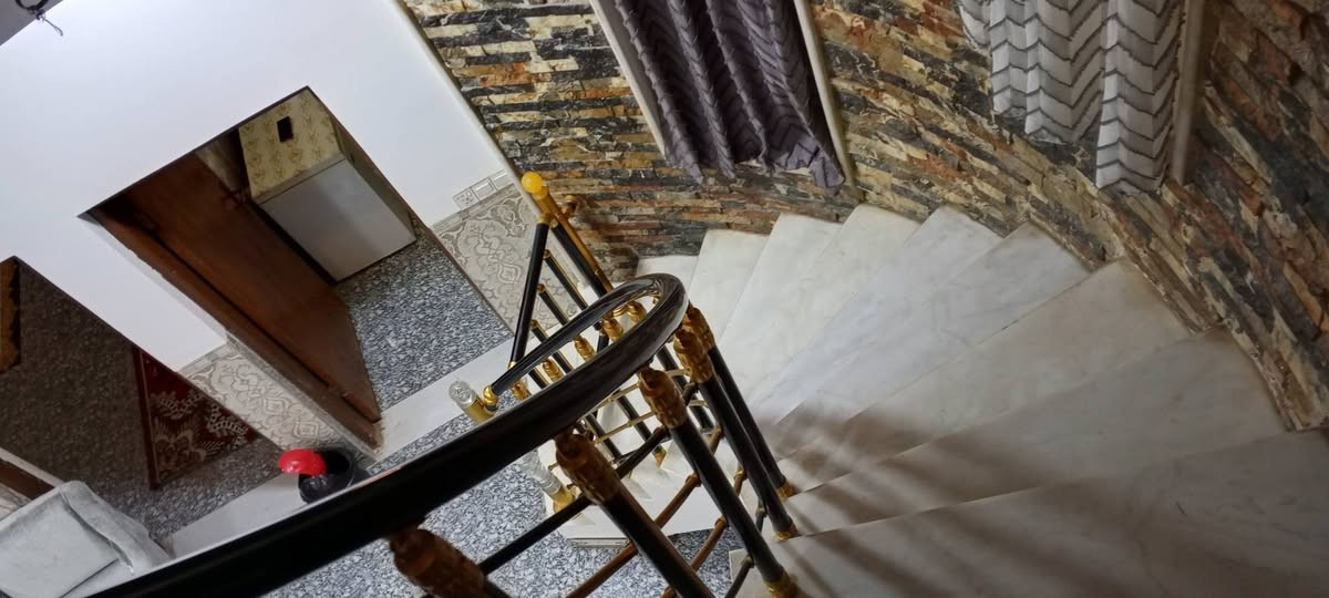 بيت للبيع طابو زراعي سند 25 مساحة 170م  طريق سيد إبراهيم يبعد عن التبليط 50م 3غرف نوم مطبخ صاله استقبال صحيات داخلية وخارجية الطابق الثاني غير كامل البناء ابلوك سعر 68 بي مجال الاستفسار  ***********
