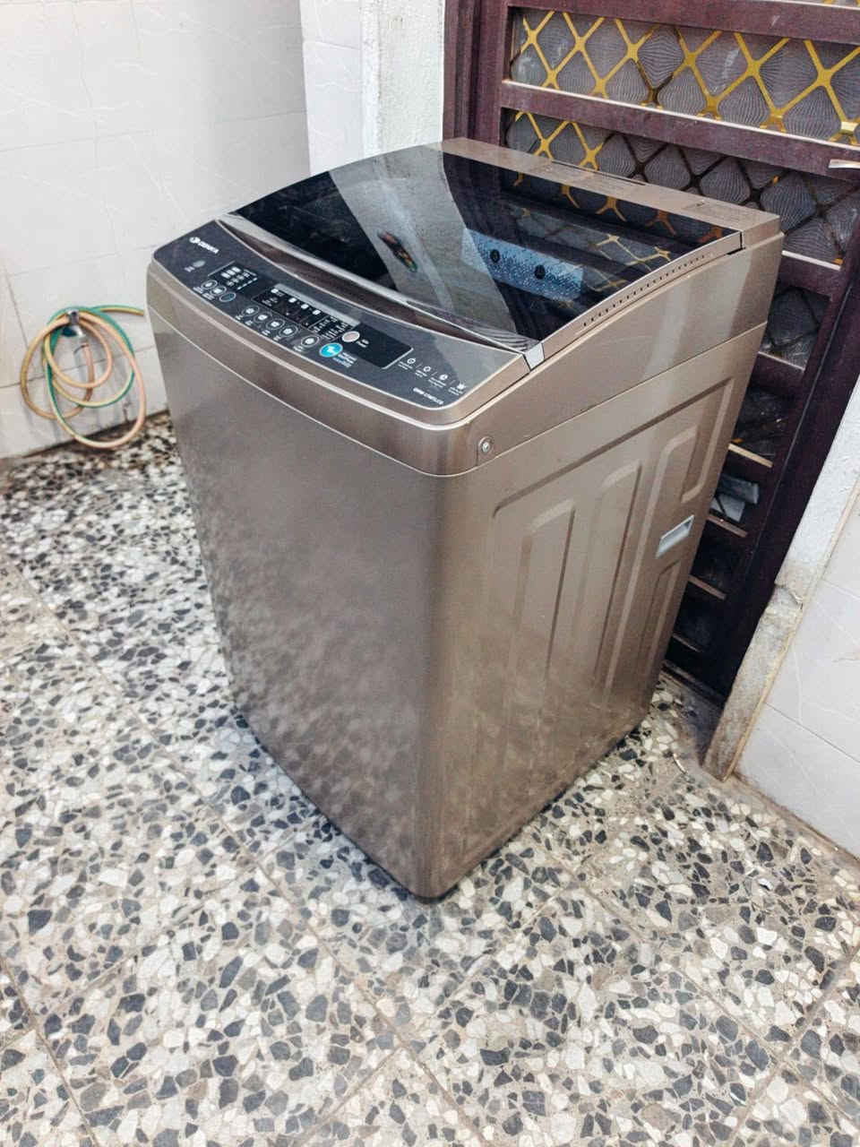 غساله نوع دنكا فول اوتماتيك حجم 18 كيلو مستخدمه ٤ اشهر فقط فول نضافه١٠٠٪ بلاديه برغي ممفتوح بيها ضمان سبوع وتجي تفحص وتشغلها وتقتنع وتاخذها العنوان بغداد حي اور قرب فلكه صباح الخياط الاستفسار ***********
