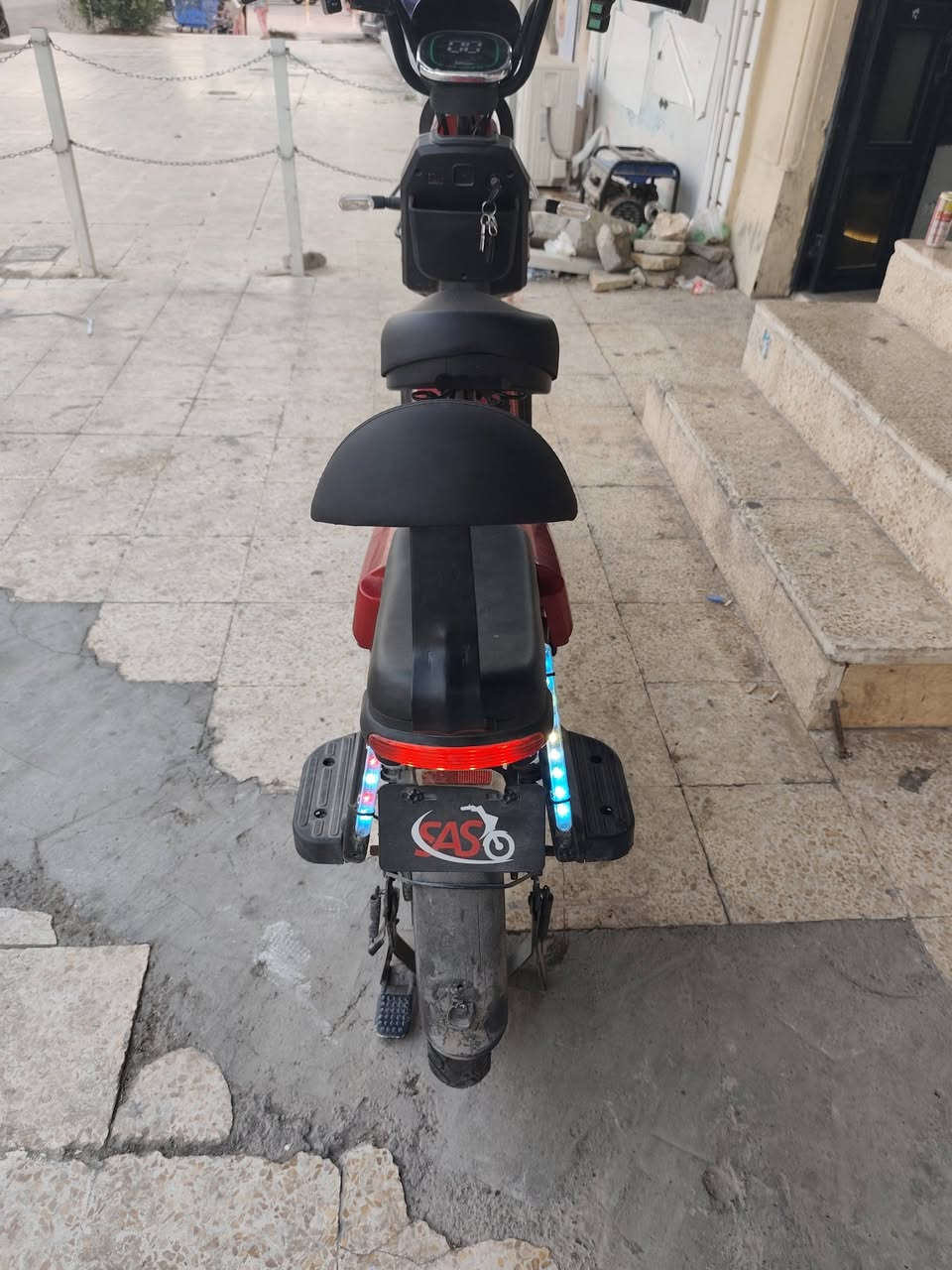 *للبيع بسكليت كهربائي*
*المواصفات:*
- *القياس:* كبير 
- *البطاريات:* 5 بطاريات كبار
- *المسافة:* يمشي 50 كيلو بالشحنة
- *مميزات:* تشغيل عن بعد 
- *حالة البطاريات:* 100/100 نظافة

*السعر:* 370 ألف دينار  
*للتواصل:* ***********
