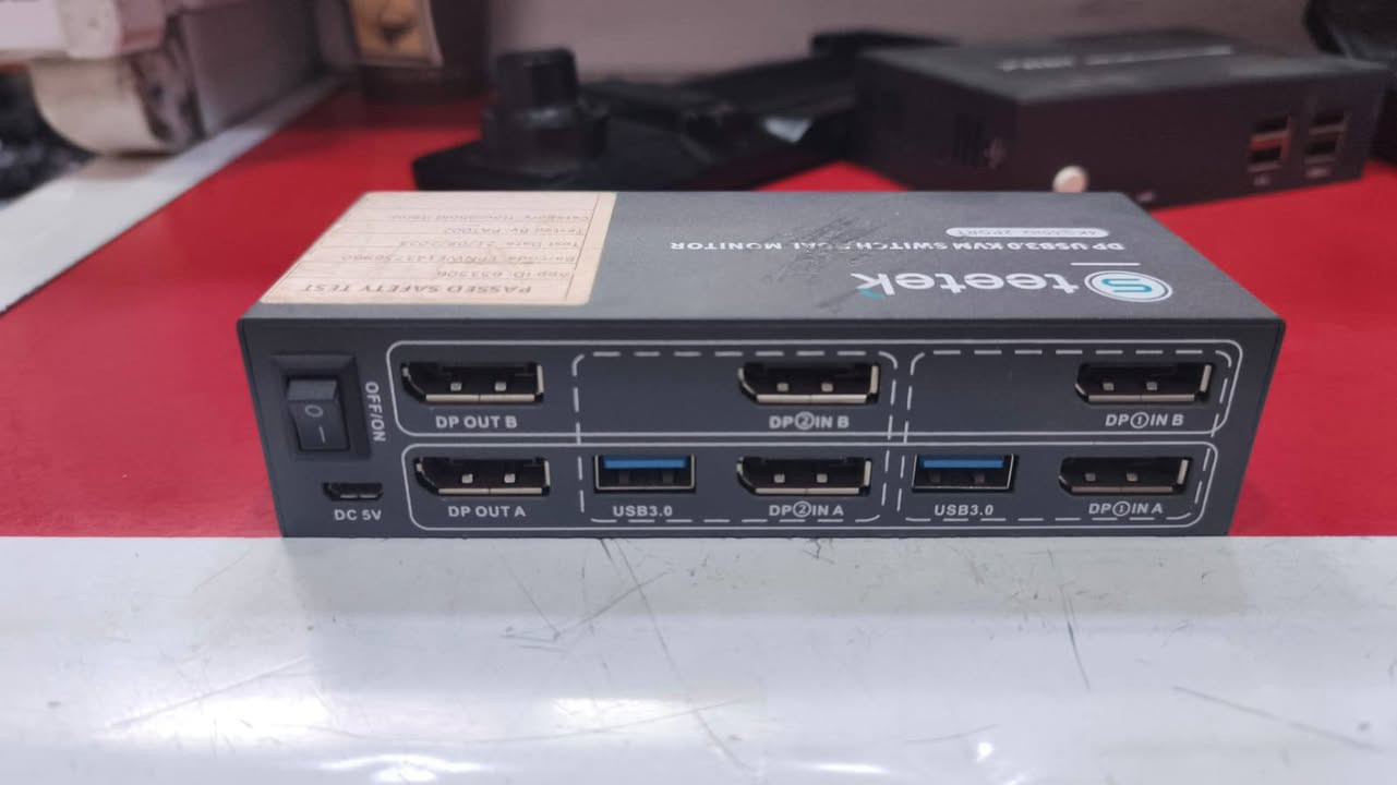 أجهزة KVM Switch جديد امزون لربط حاسوبين بشاشتين (مع ضمان التجربة)
الوصف

السلام عليكم ورحمة الله و
متوفر أجهزة KVM Switch أصلية بحالة ممتازة وجديدة (امزون) تتيح لك ربط حاسوبين بشاشتين مع كيبورد وماوس واحد والتنقل بين الحاسوبين بضغطة زر واحدة.
 الأجهزة المتوفرة ومواصفاتها:
1️⃣ جهاز PWAY (موديل HDMI):
المنافذ: منافذ HDMI بدقة تصل إلى 4K.  
الوظيفة: ربط حاسوبين بشاشتين مع منافذ USB للماوس والكيبورد.  
التغذية: يعمل بكابل Micro-USB عادي (5V).  
2️⃣ جهاز Steetek (موديل DisplayPort):
المنافذ: منافذ DisplayPort عالية السرعة بدقة 4K @ 60Hz.  
الوظيفة: ربط حاسوبين بشاشتين ومزود بمنافذ USB 3.0 سريعة نقل البيانات.  
التغذية: يعمل بكابل Micro-USB عادي (5V).  

السعر (٣٠ الف) للقطعة وانطيك وياهن ١٠ كيبلات نقل ديسبلاي بورت وhdmi وكوابل طابعة وغيرهن بس يجن بدون كيبل تشغيل
