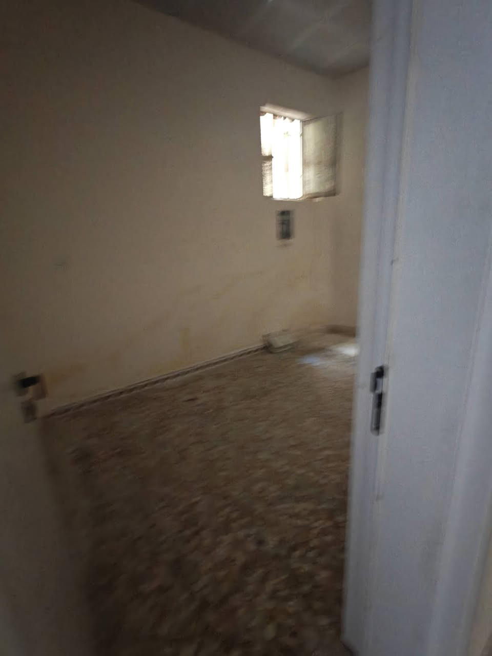 ياالله يوجد بيت شقه طابق ارضي اللايجار تكون غرفتين وصاله ومطبخ وخدمات زيرو سخان ماطور ايجاره 350 قفل موقع الدوره مقابيل الصحه قرب من الكليه كركامش الاستفسار ***********
