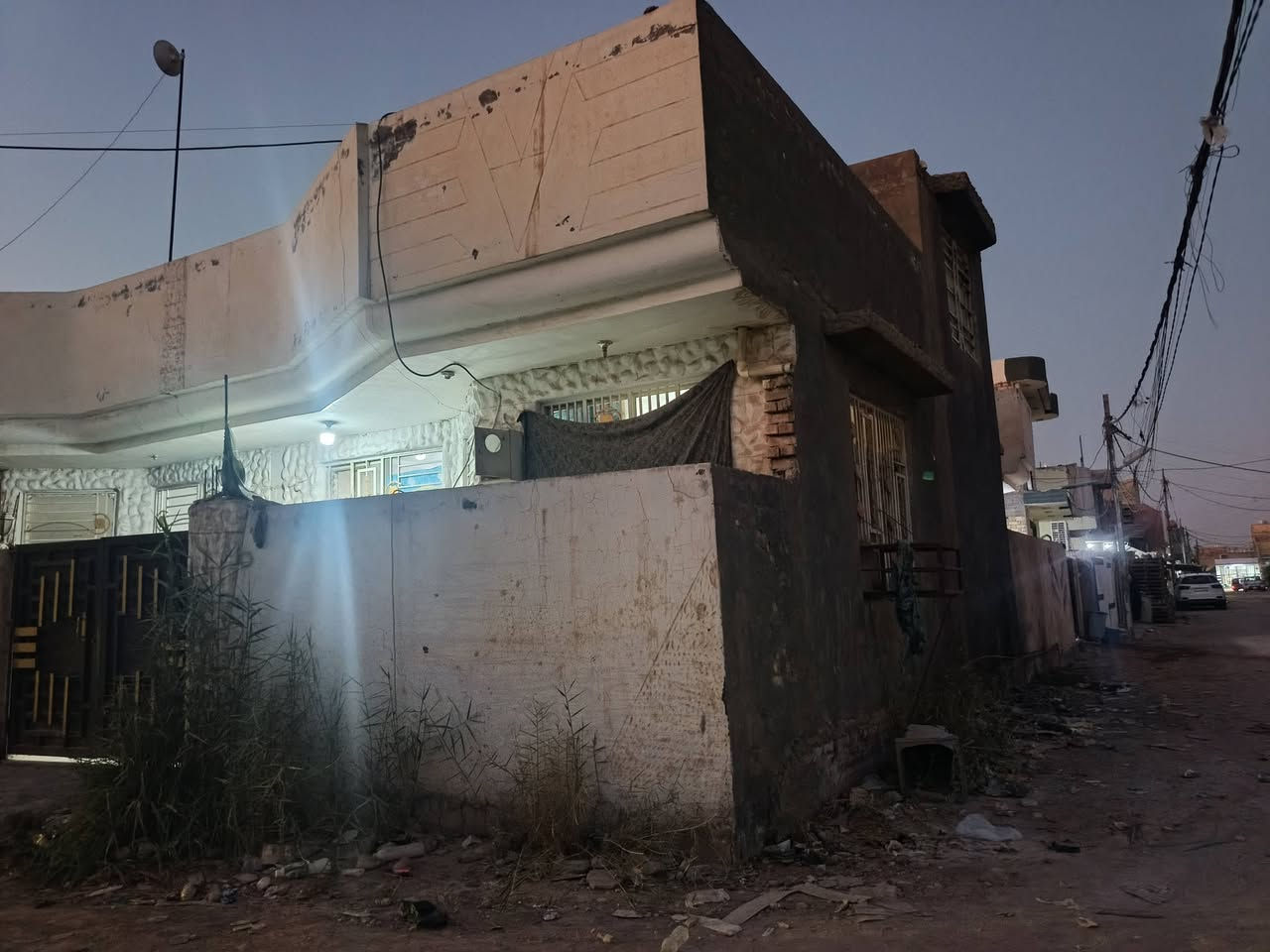 ثلاث مشتملات المساحه 300متر للبيع طابو سند 25 ركن على ثلاث شوارع خدمات كامله يحتوي كل مشتمل على غرفة نوم وصاله ومطبخ وستقبال وصحيات داخلية وصحيات خارجيه وكراج البناء طابوق السقف صب مسلح العنوان طويريج حي المثنى قرب بيت سيد عباس الموسوي  السعر 185مليون مع مجال بصيط جدا للتواصل *********** مكتب المهندس للعقار أحمد ألجبوري البيع كلهن بدون تجزئة
