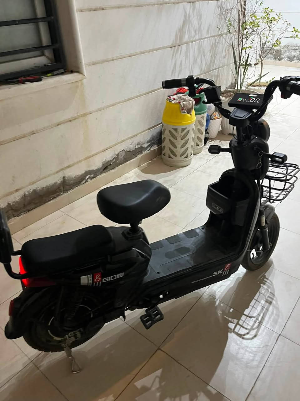 دراجه شحن للبيع دراجه جديده صارلي شهرين من مآخذه على ايدي ما بيه اي عطل 4 بطاريات 48 فولت كل وحده 12 فولت دراجه 3 سرعات 35-45-60 بيها سله ولايت وهورن وإشارات يمين يسار و الشاحنه مالته و وياه مرايات بس اني ما شادهن سعر 350 الف للتواصل خاص او ***********
