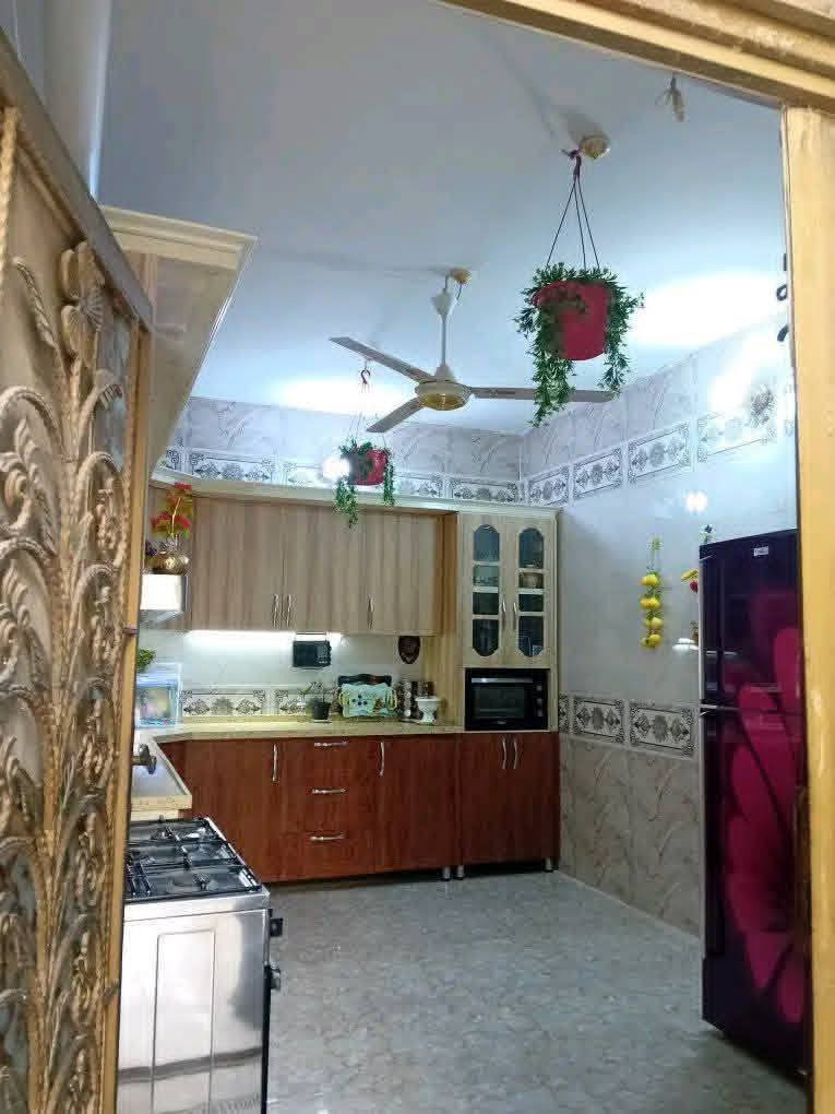 سلام عليكم بيت للبيع جنس العقار طابو بستنه اقرار محكمه سند 25 مساحه 200 متر البيت يقع عله فرعين/فرع 5/وفرع4/بناء  طابقين كراج سياره وحديقه 3غرف نوم+استقبال+صاله+مطبخ+ صحيات عدد 2 خارج وداخل العنوان كربلاء الحر الصغير  عبر   جسر       البزل الكبير شارع السجه ***********
