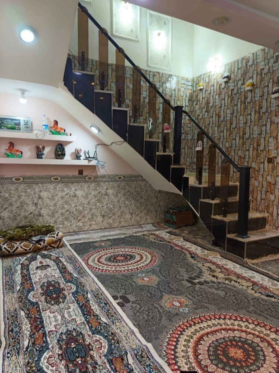 بيت للبيع طابقين طابو صرف مساحه 150 متر الطابق الاول يحتوي طارمه استقبال مطبخ صاله مجمع صحياات غرفتين ترك الطابق الثاني غرفتين وصاله وصحياات وسطح ويه البيت 4 سبالت وماطور ماء وتانكيات 3 وكيزر خط سحب نت والبيت طابوك وكاشي السعر 135 بابل ابي غرق حي المرتضى قرب مدرسه خلق العظيم ***********
